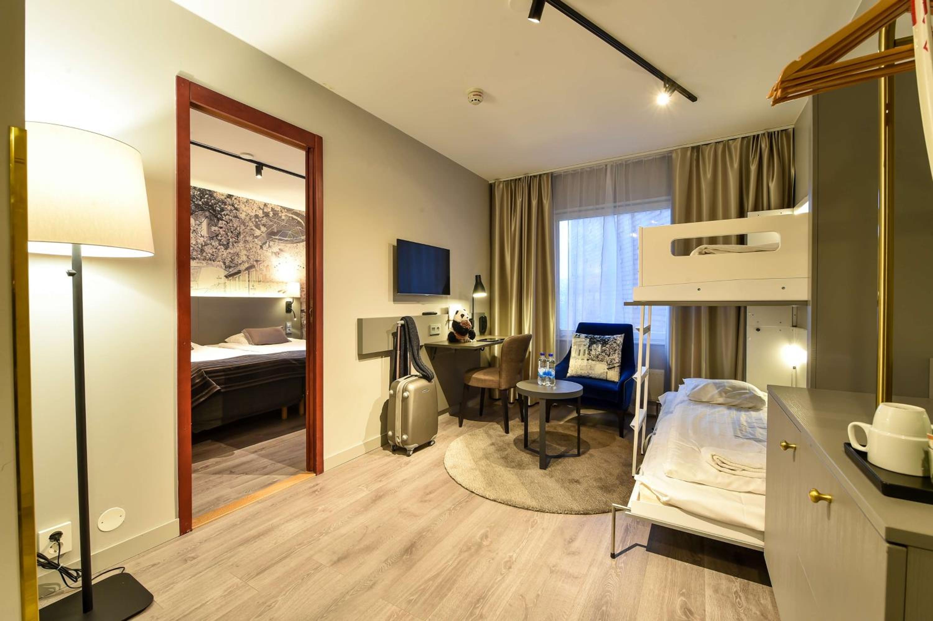 Family Room - Photo 2