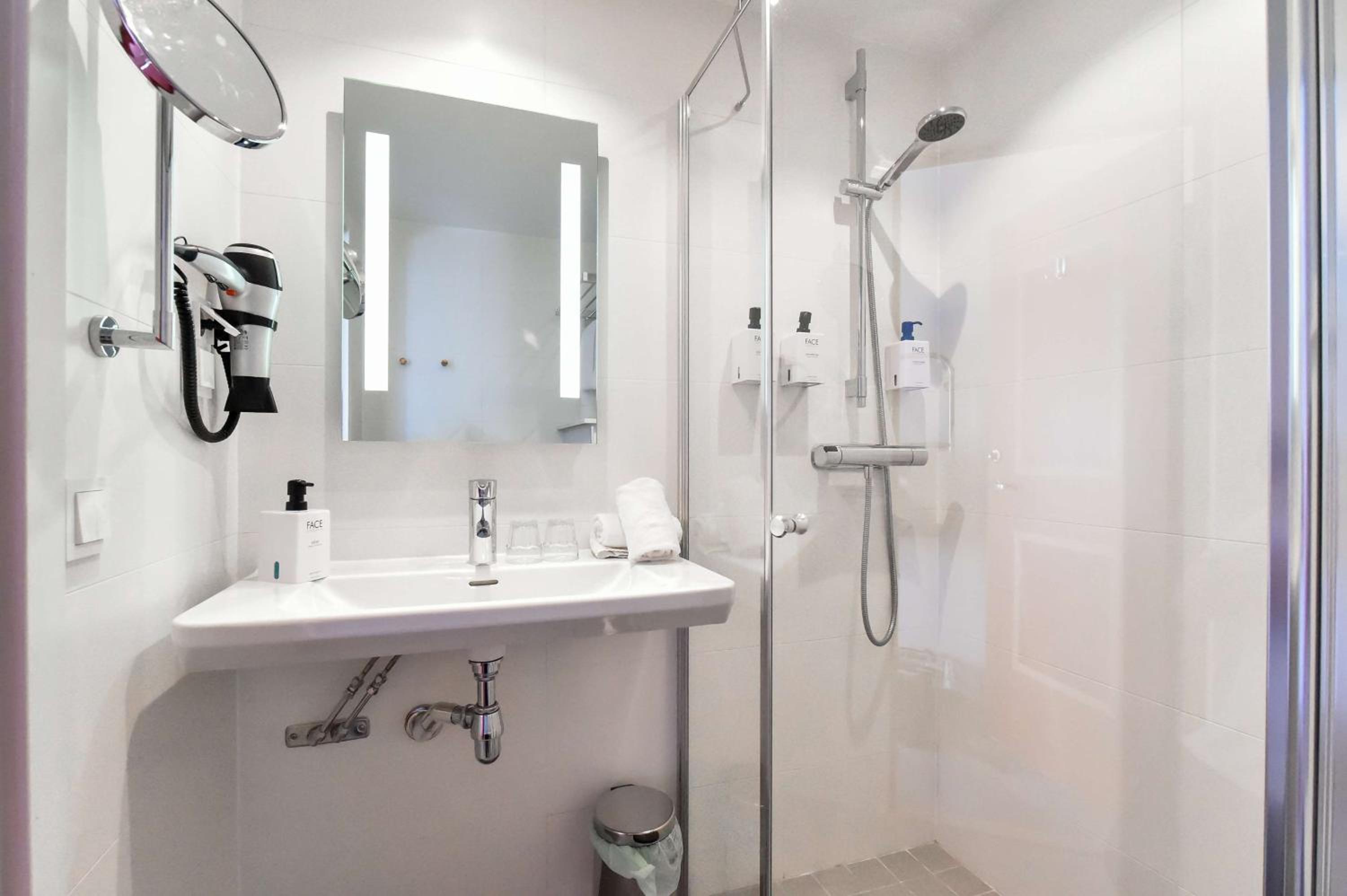 Standard Double or Twin Room - Photo 5
