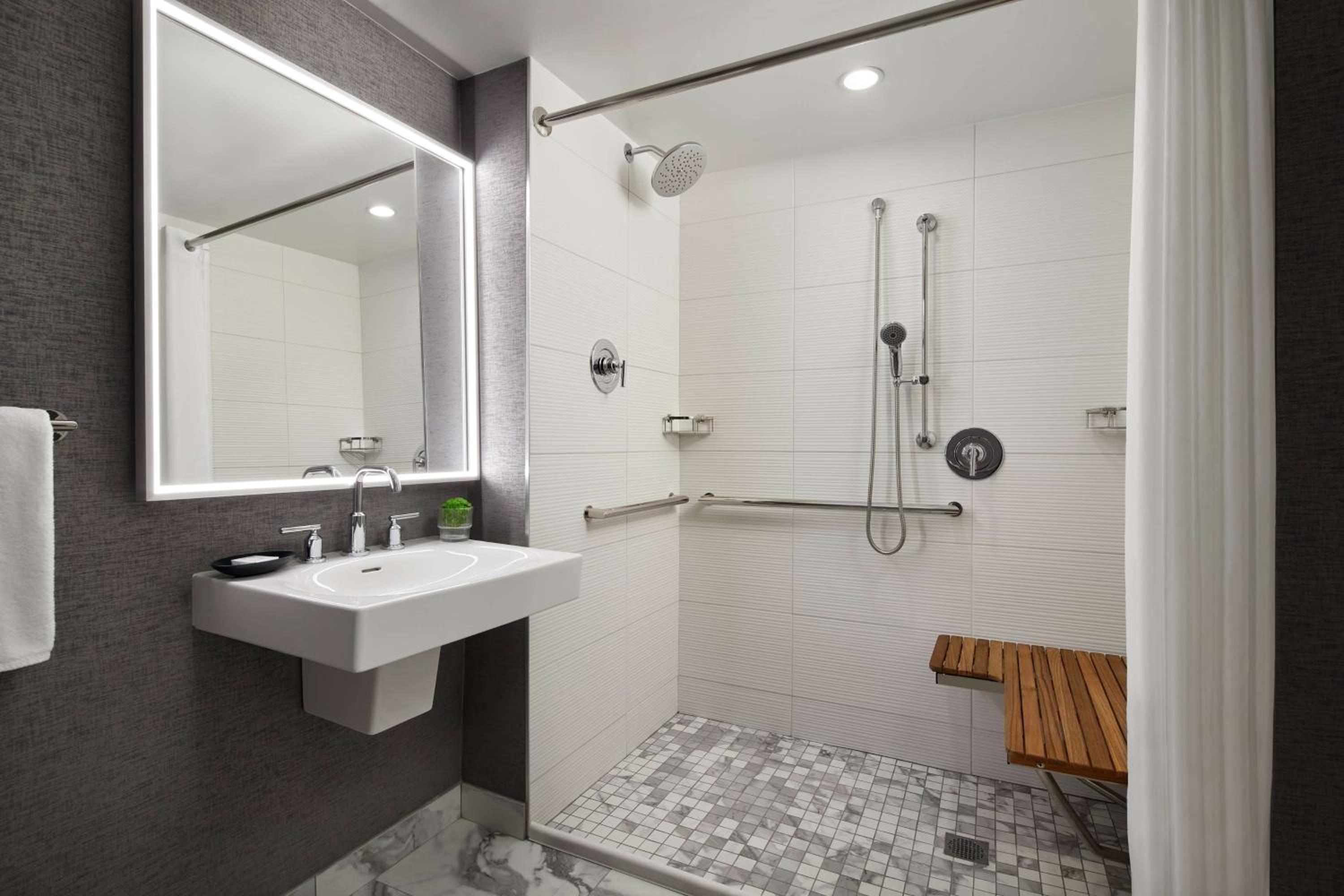 King Room with Roll-In Shower - Disability Access photo 2
