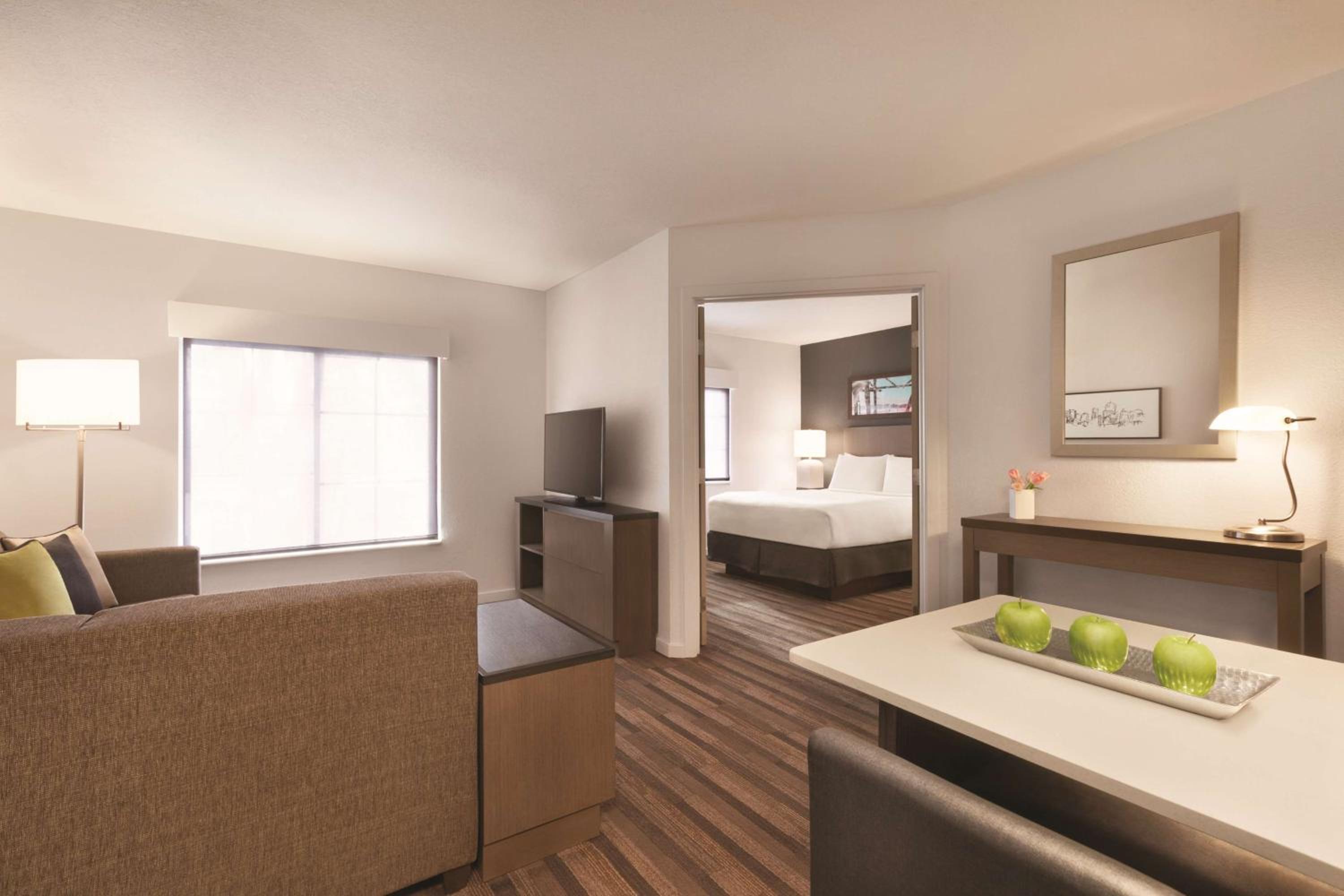 Queen Room with Accessible Tub - Disability Access - Photo 1