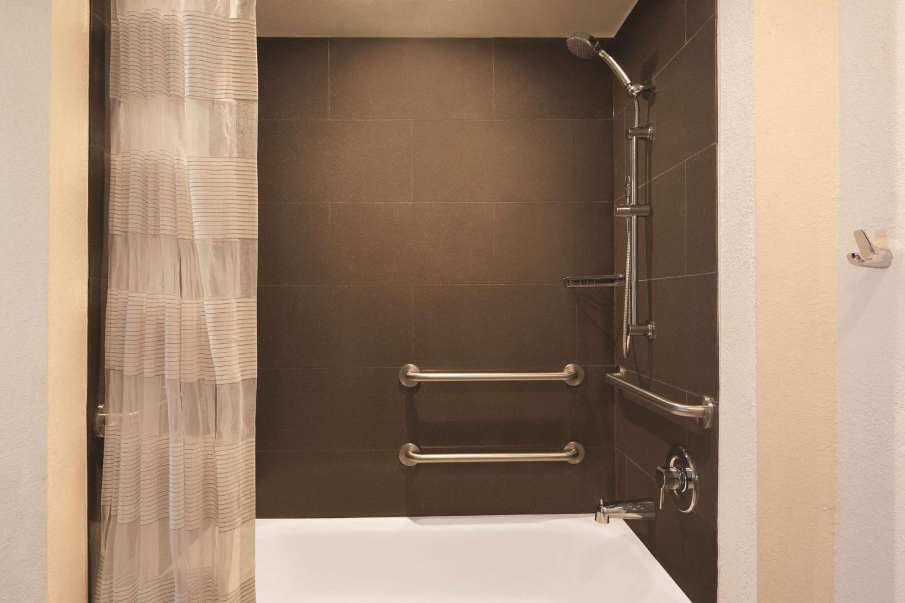Queen Room with Accessible Tub - Disability Access - Photo 2