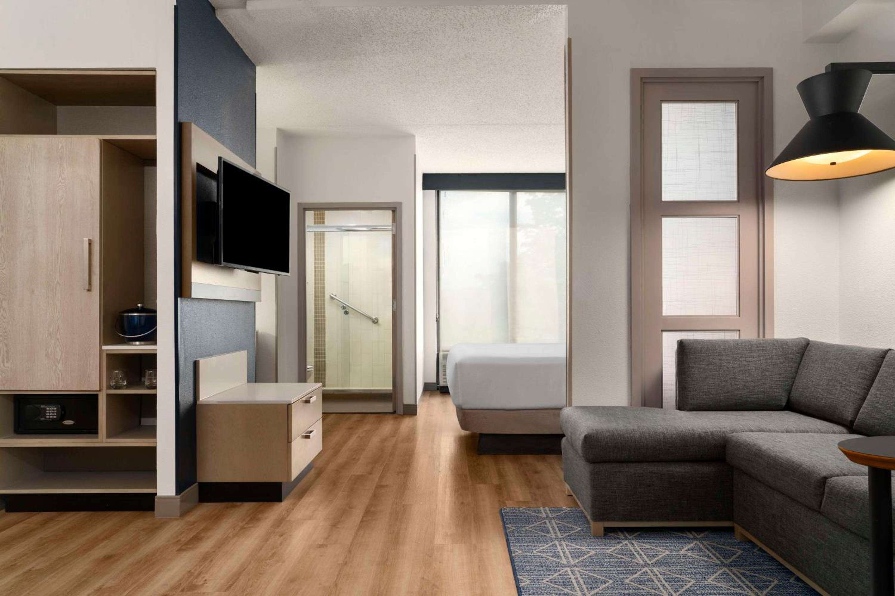 King Room with High Floor and Sofa Bed - Photo 1
