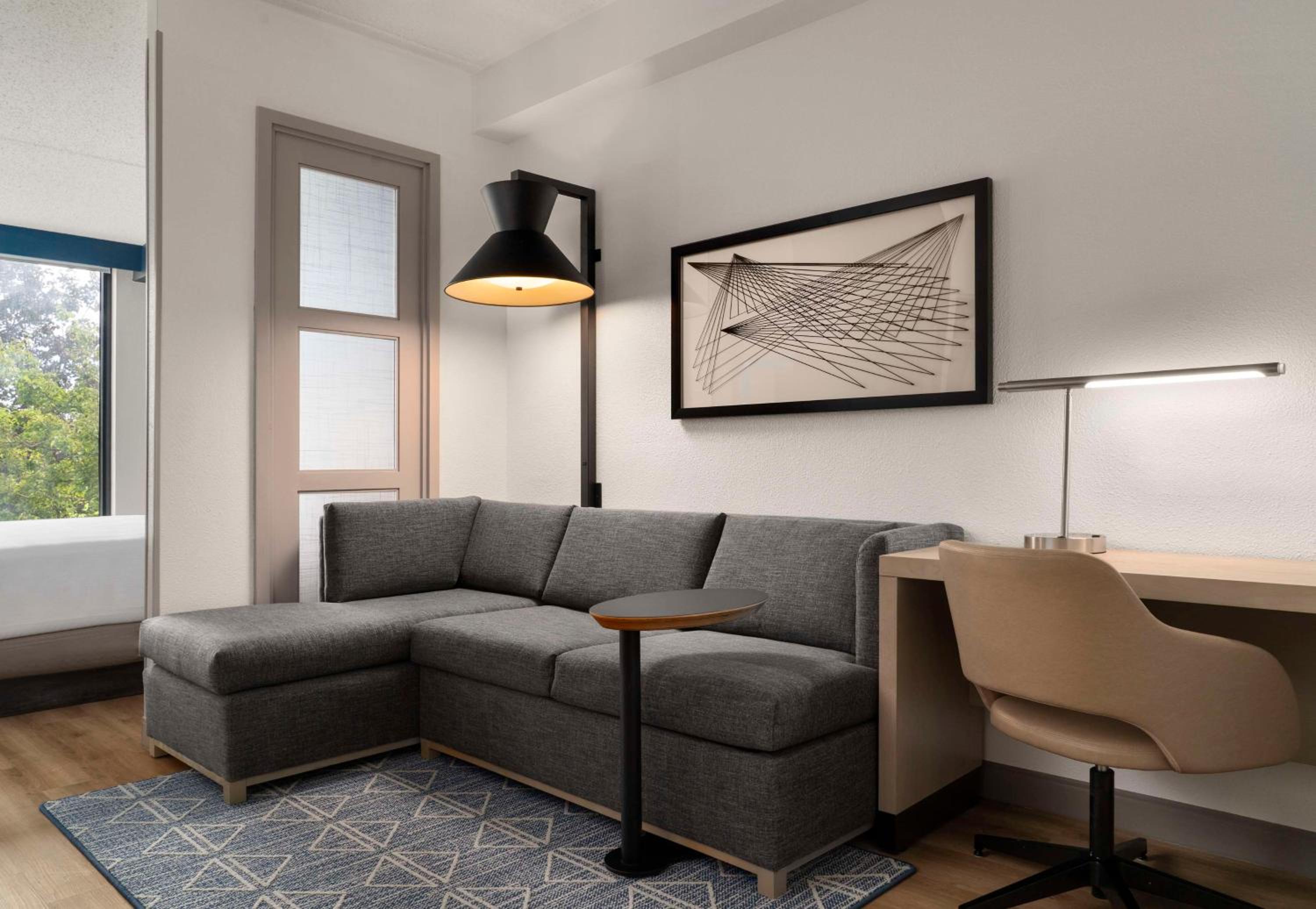 King Room with High Floor and Sofa Bed - Photo 6