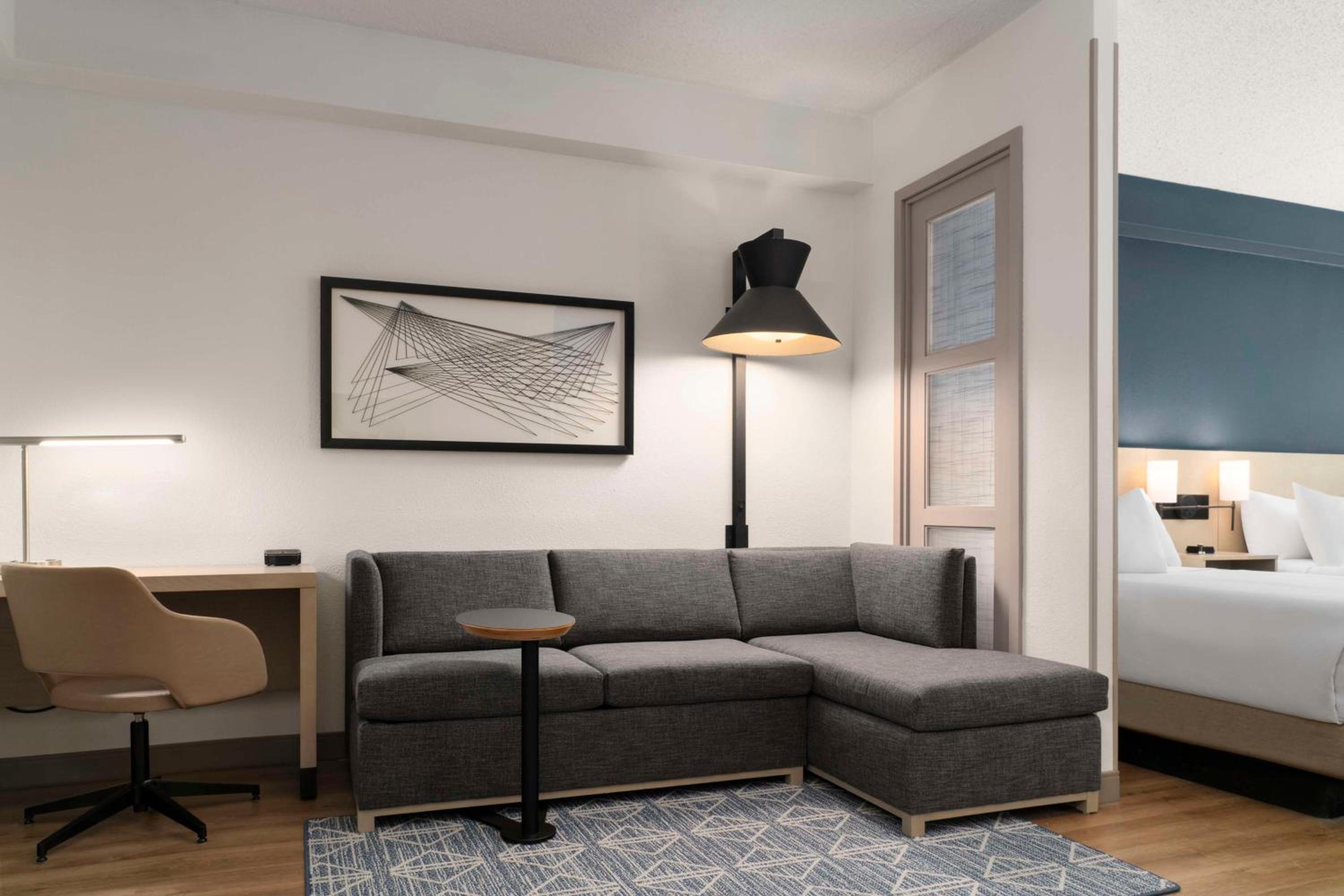 Double Room with Two Double Beds and Sofa Bed - Photo 4