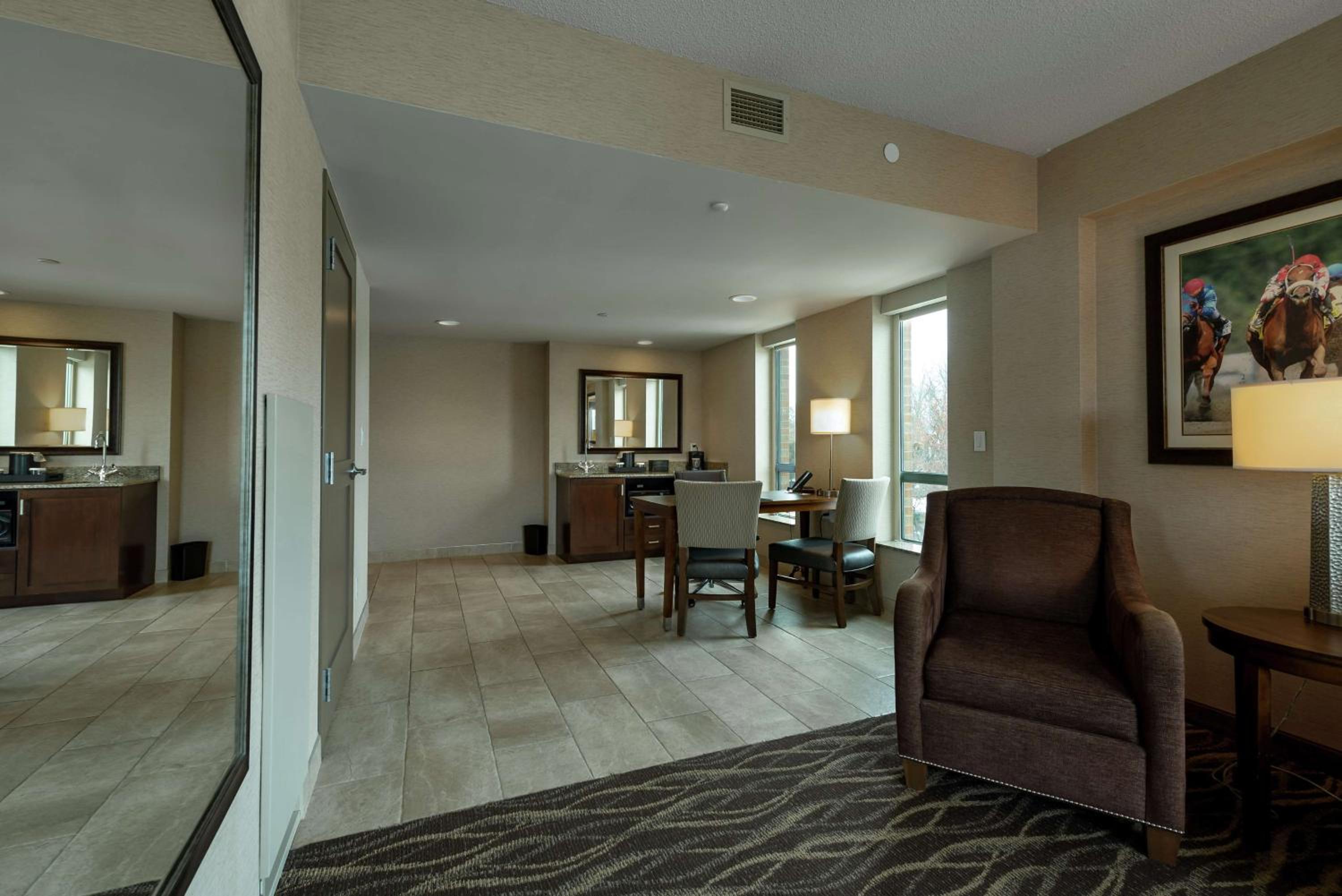 Two-Room Queen Suite with Bath Tub - Disability Access photo 2