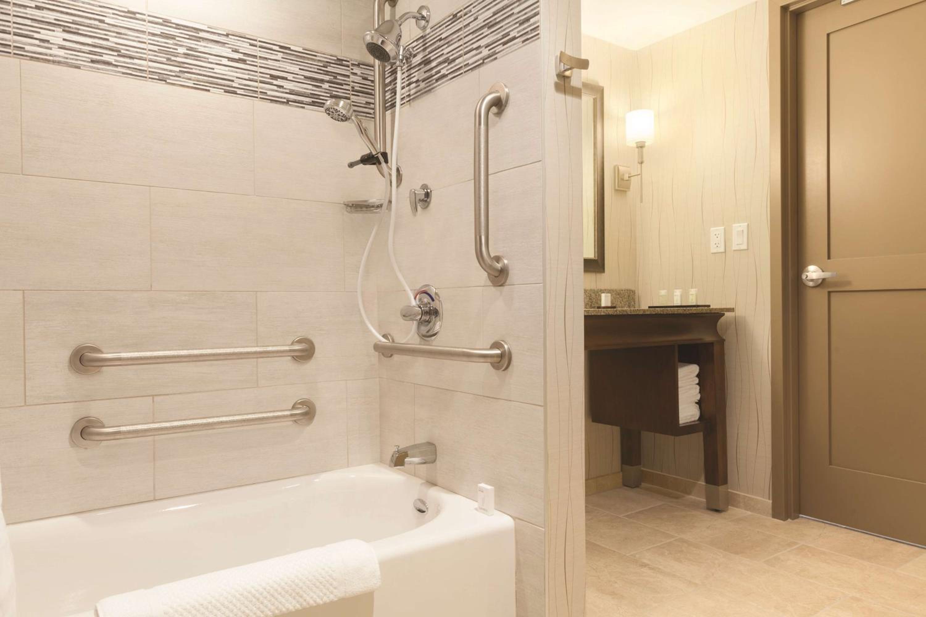 Two-Room Queen Suite with Bath Tub - Disability Access photo 3