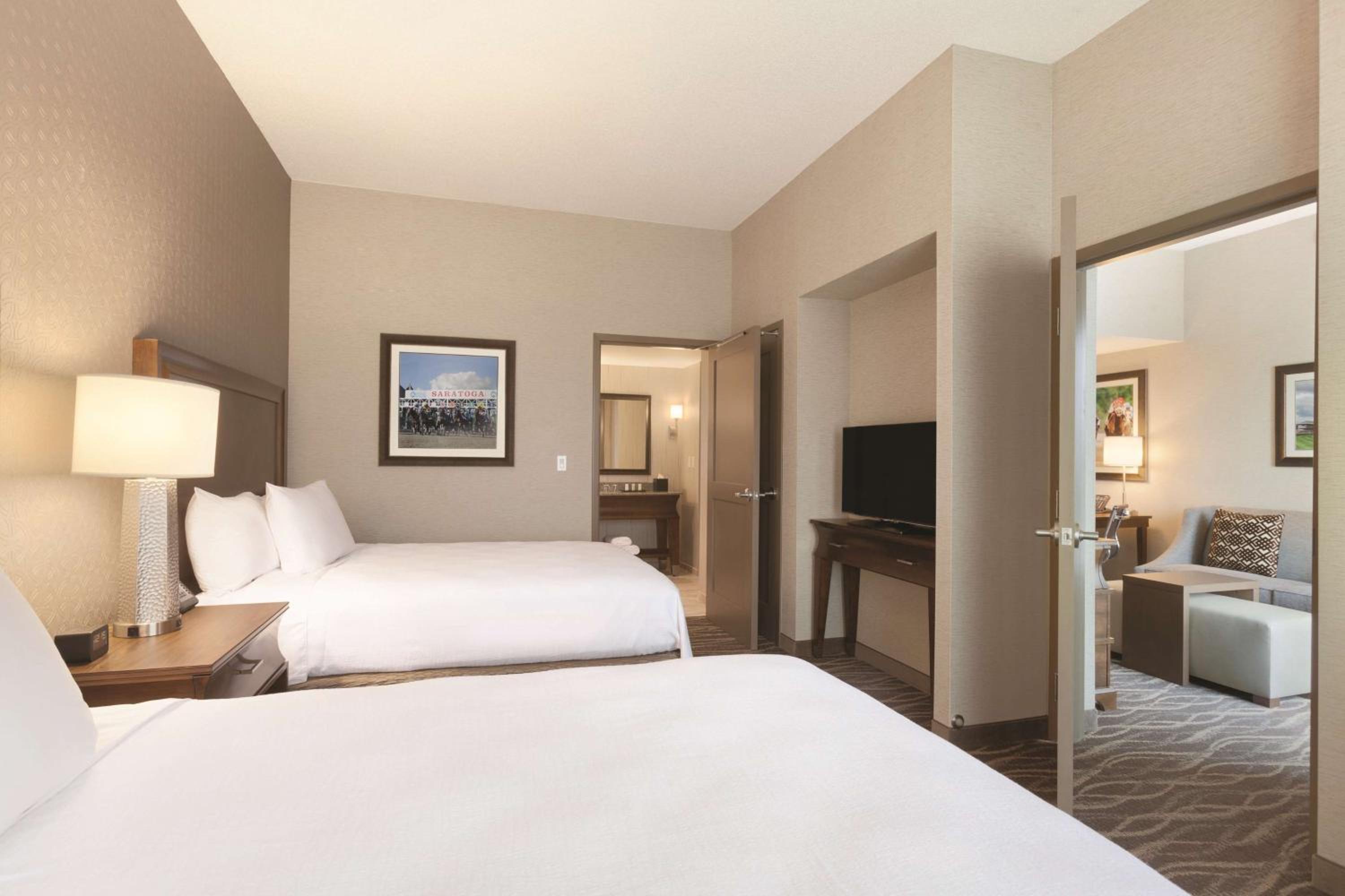 Two-Room Queen Suite with Two Queen Beds photo 2