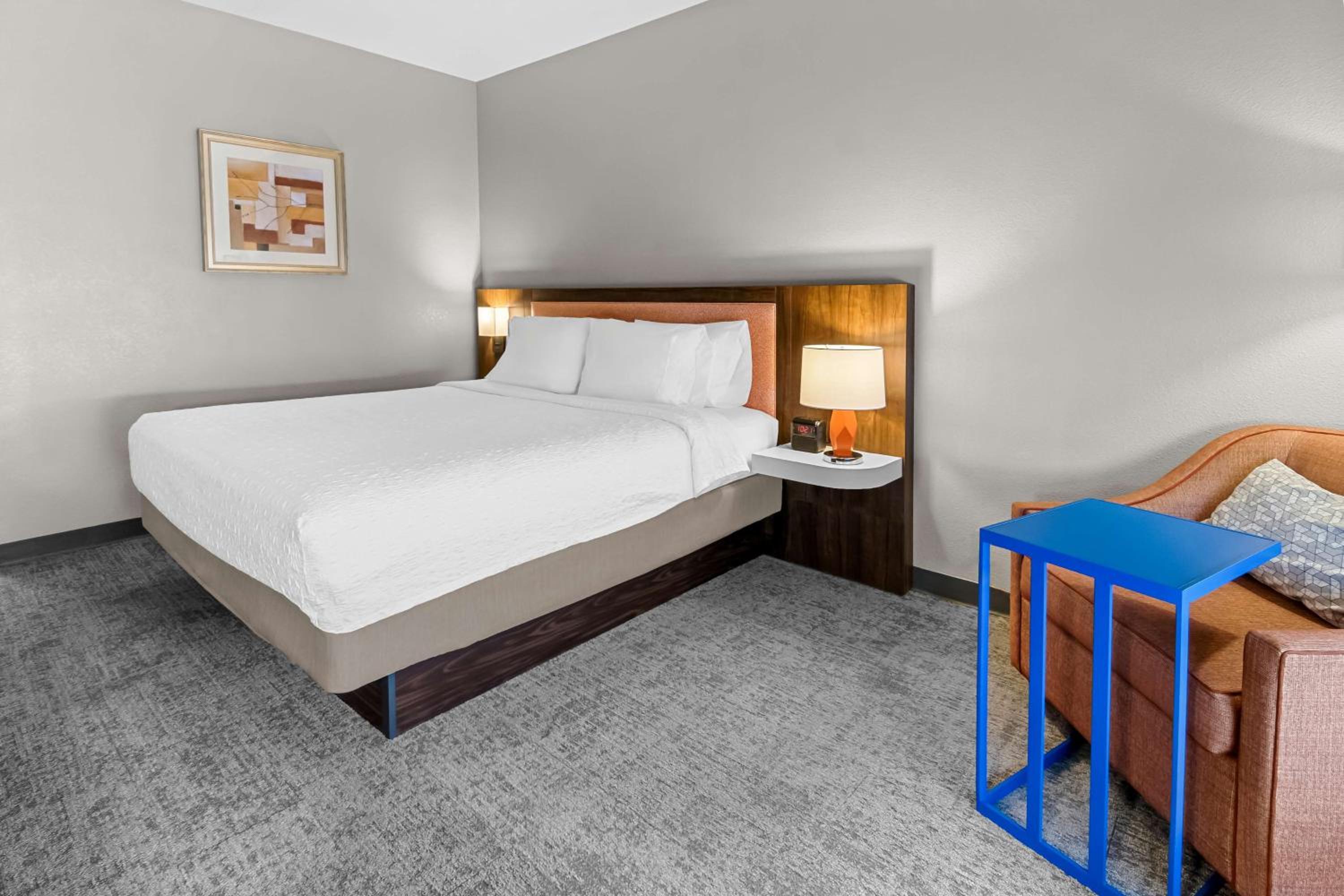 King Room with King Bed - Non-Smoking - Photo 1