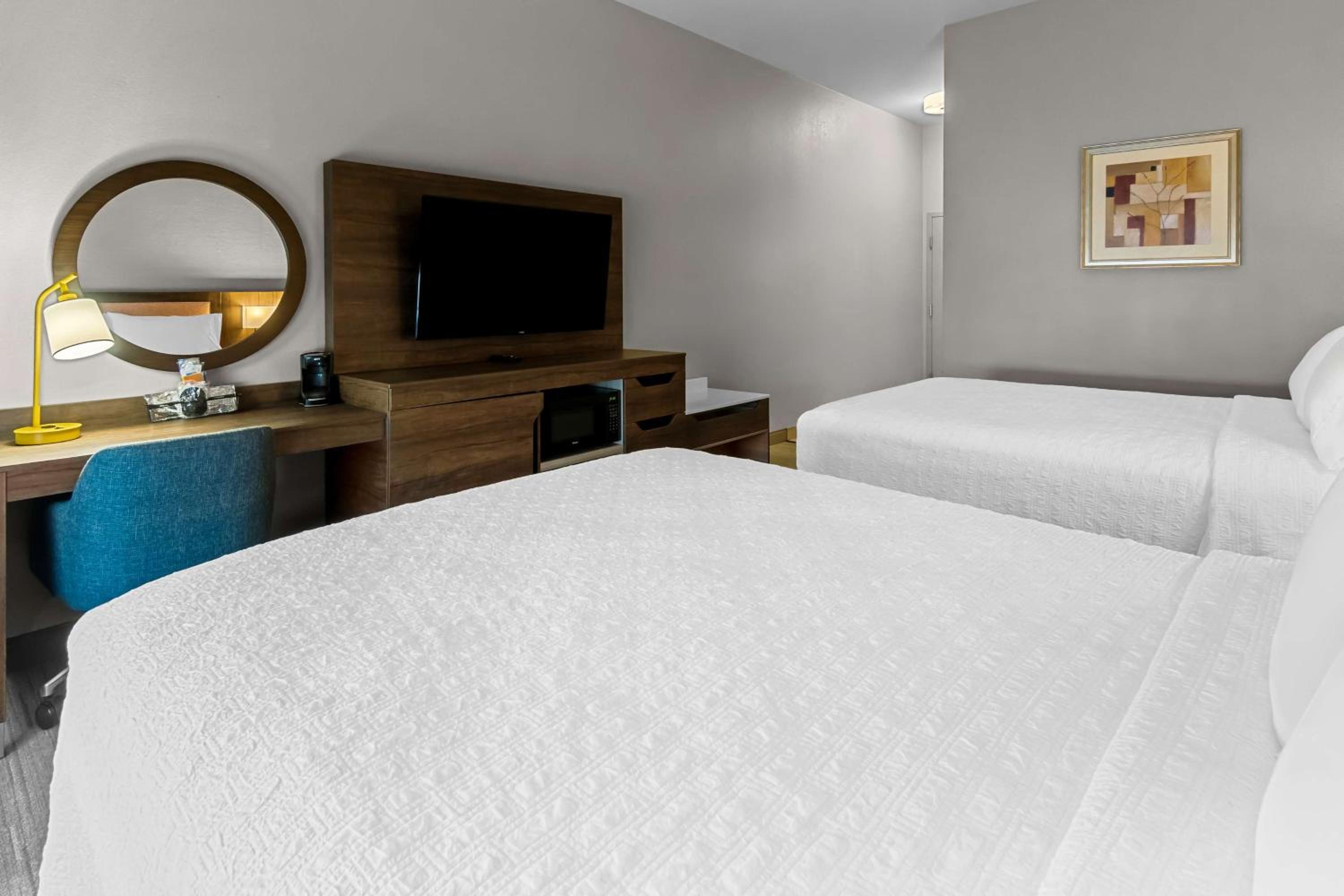 Room with Two Queen Beds - Non-Smoking - Photo 1