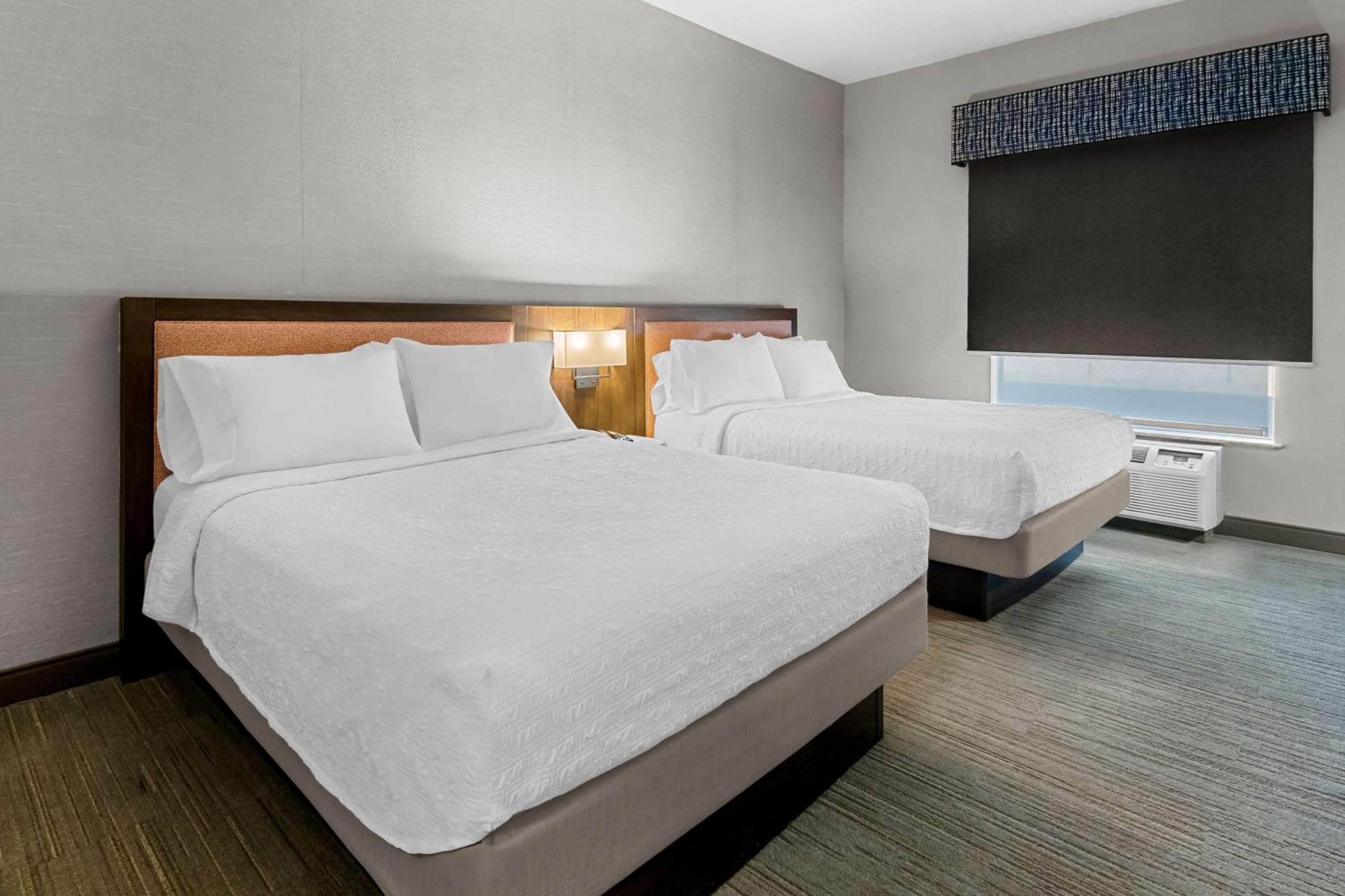 Room with Two Queen Beds - Non-Smoking - Photo 5