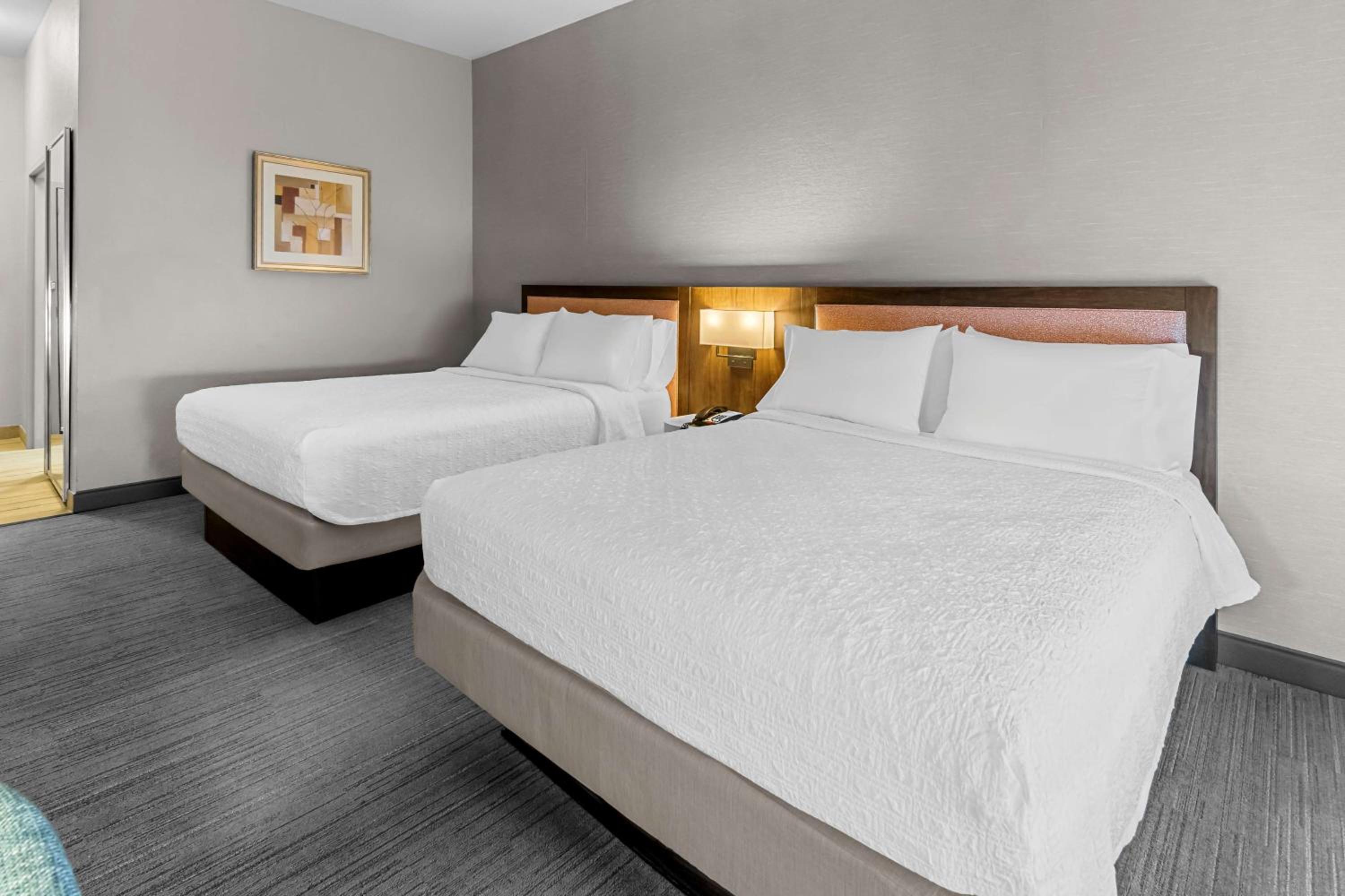 Room with Two Queen Beds - Non-Smoking - Photo 4