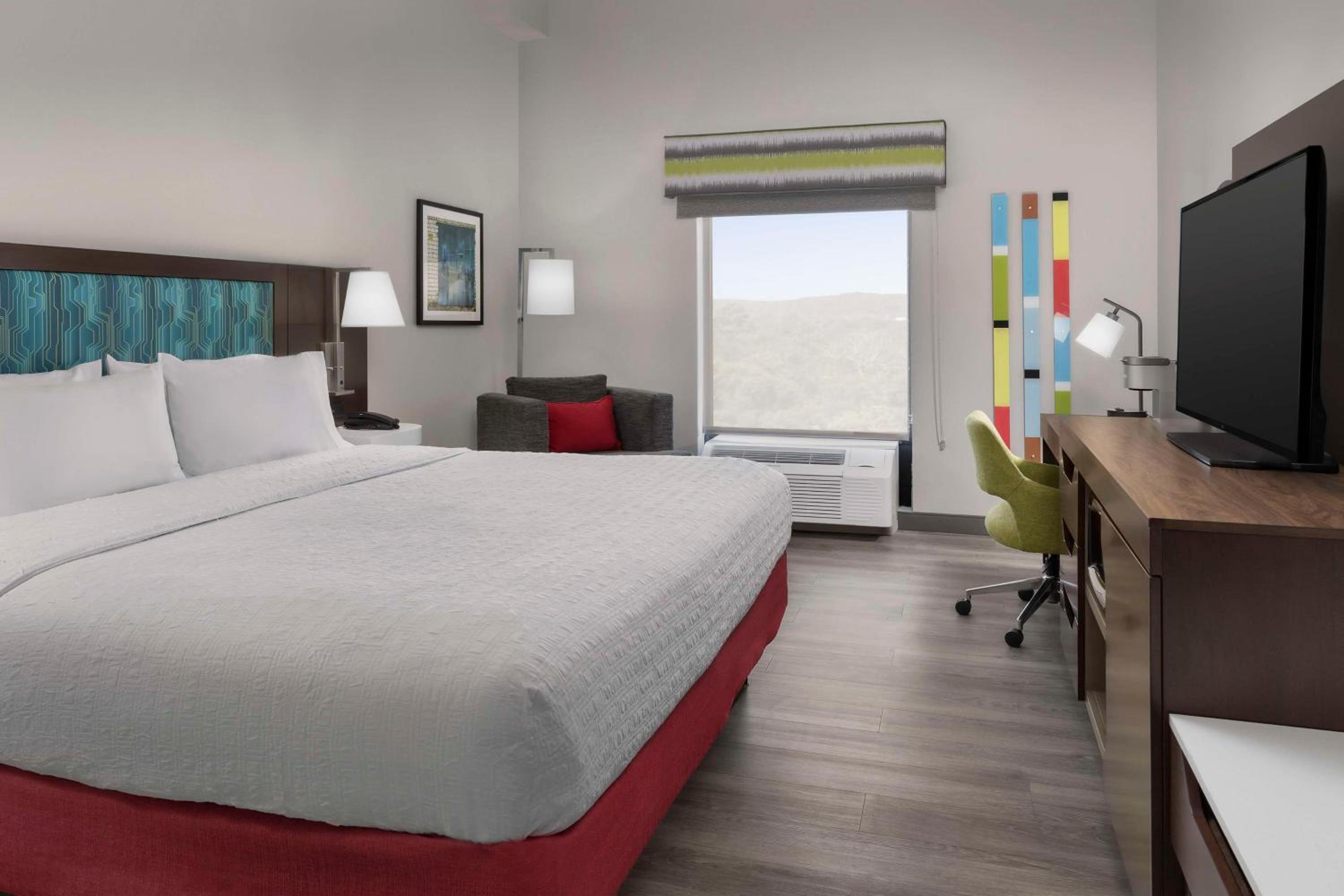 King Room with King Bed - Non-Smoking - Photo 3