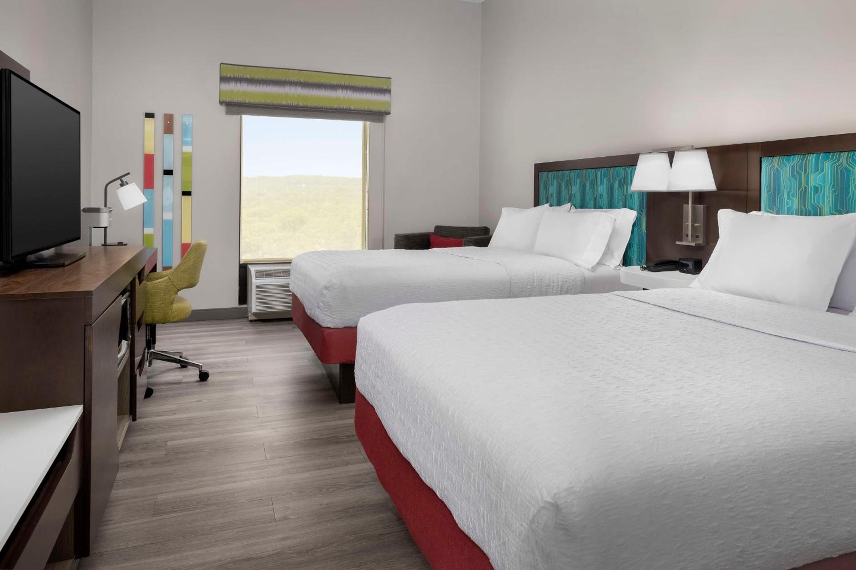 Room with Two Queen Beds - Non-Smoking - Photo 4