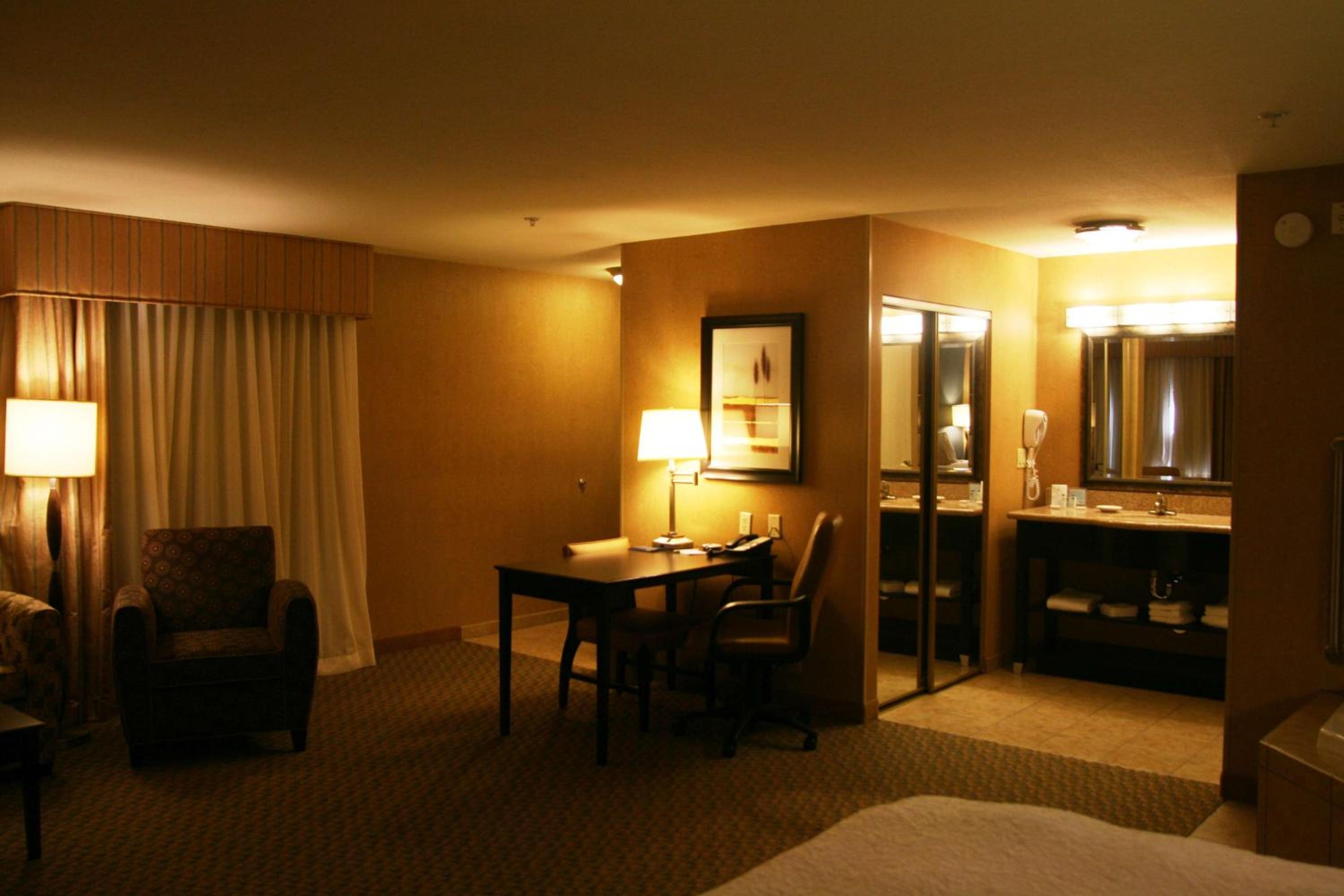 King Studio Suite With Whirlpool - Non-Smoking
