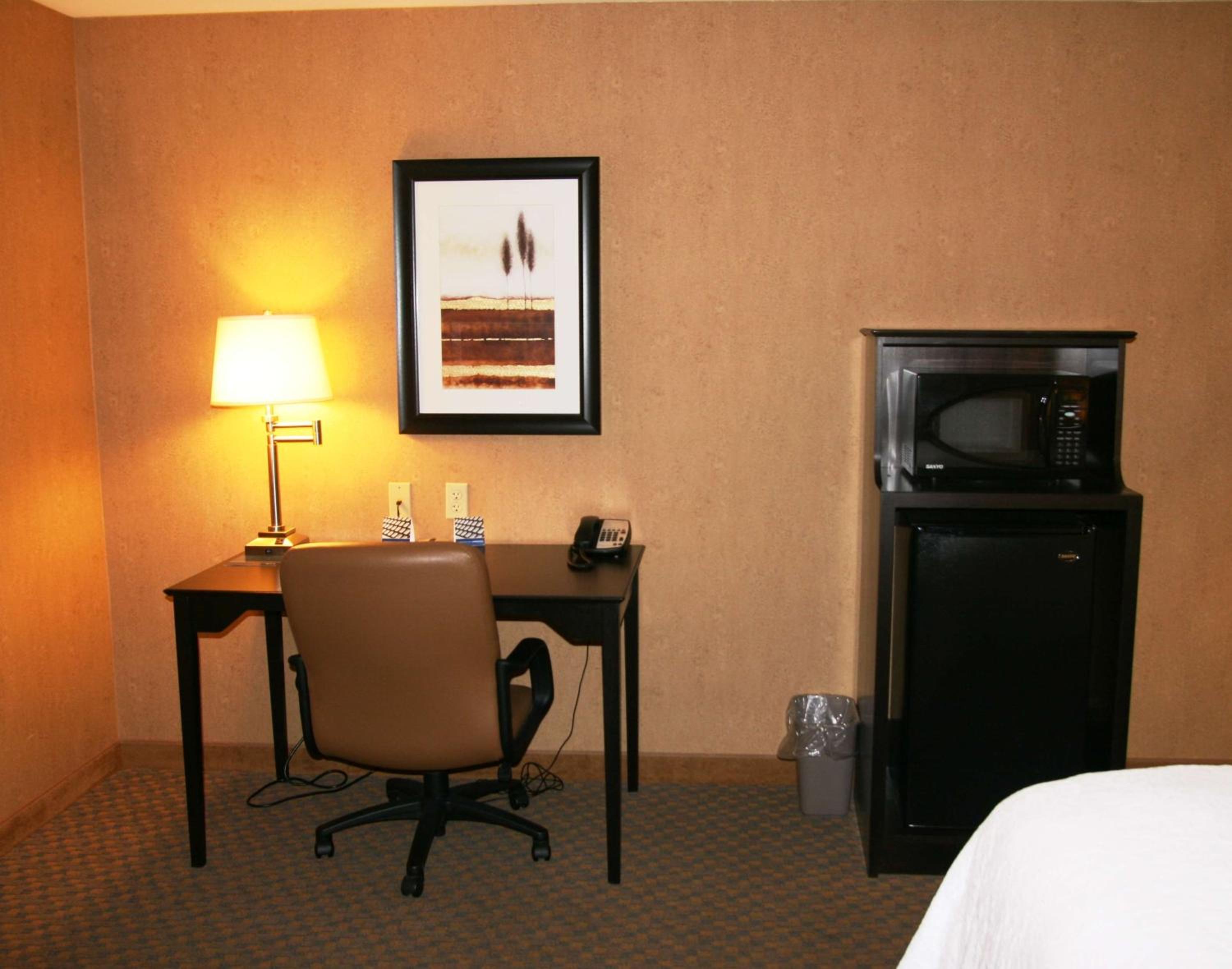 King Room with King Bed - Non-Smoking - Photo 5