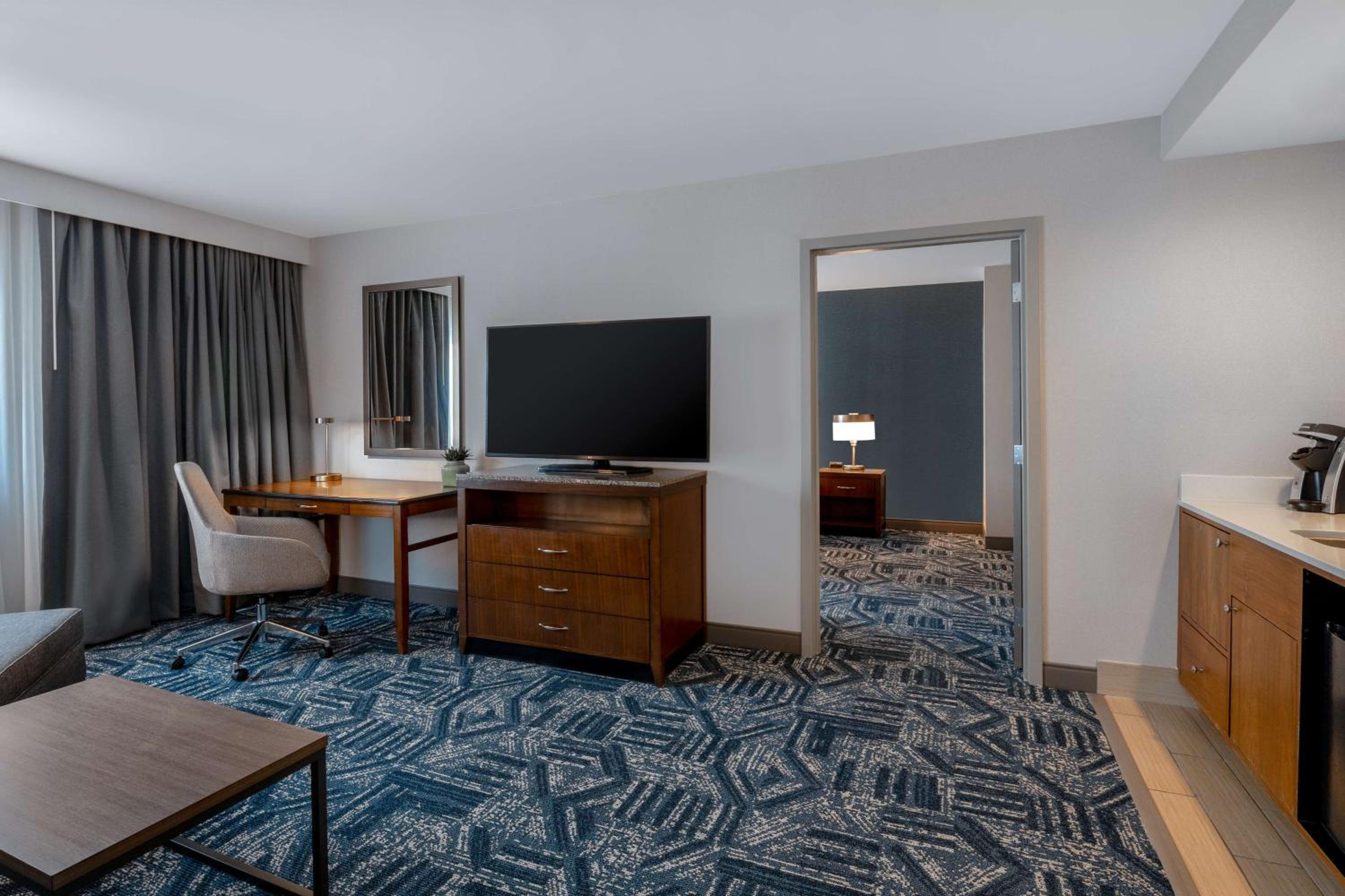 One-Bedroom King Suite with View photo 2