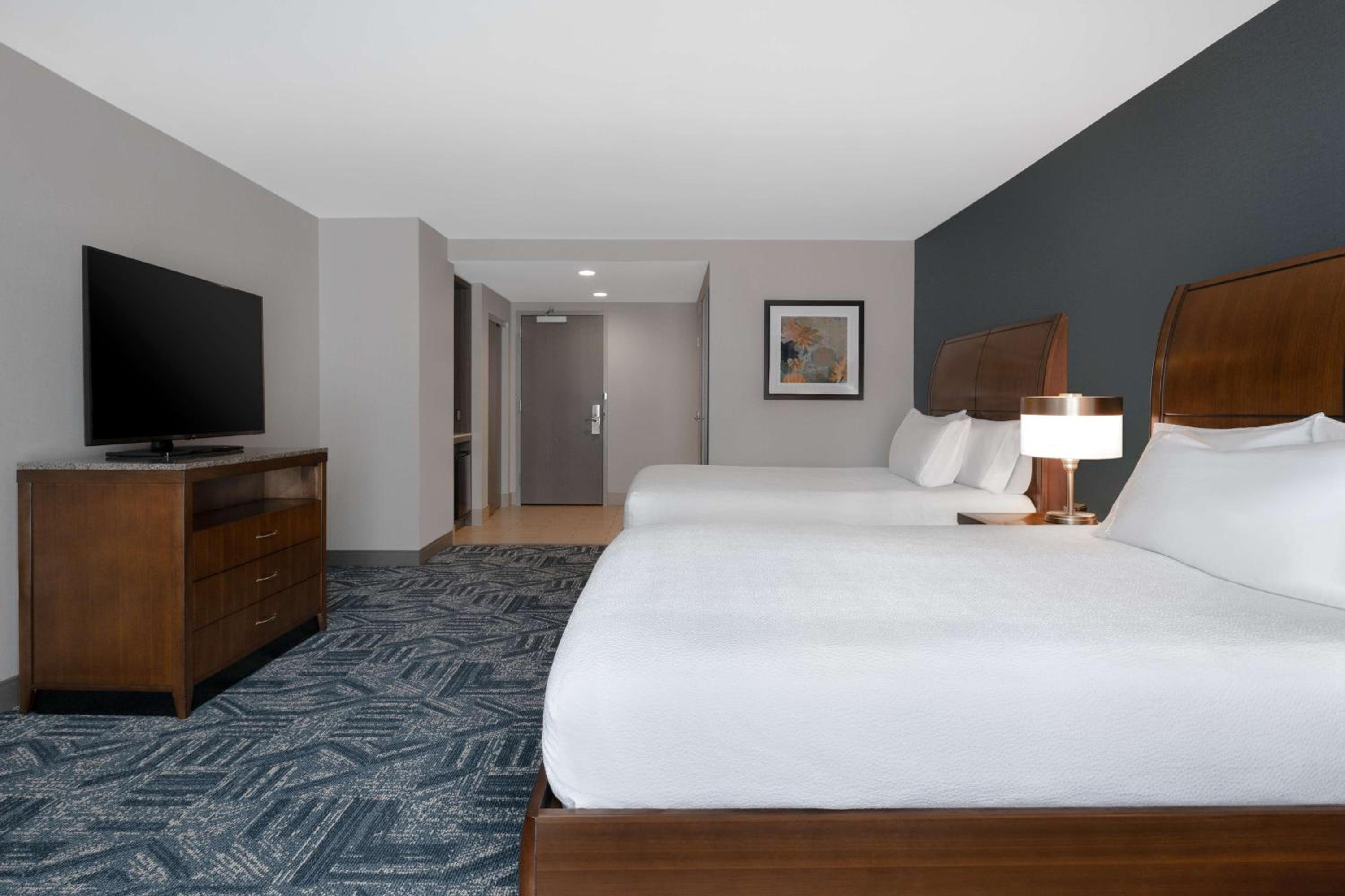 Queen Room with Two Queen Beds - Hearing Access photo 3