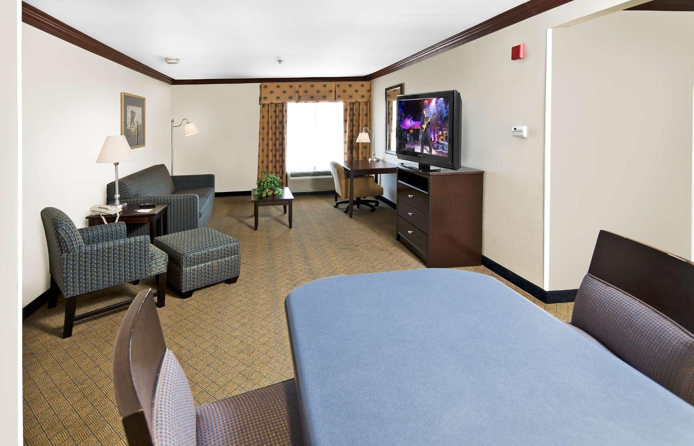 One-Bedroom King Suite with Whirlpool - Non-Smoking  - Photo 3