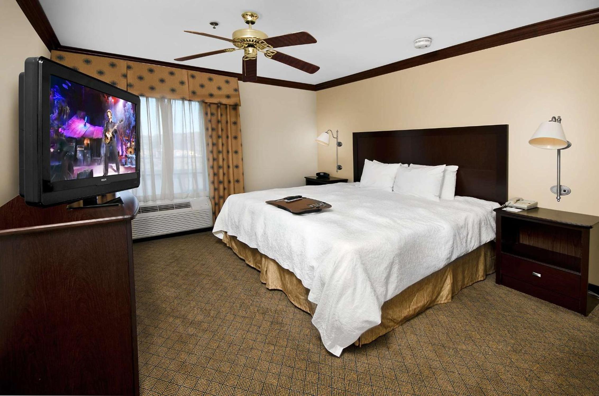 One-Bedroom King Suite with Whirlpool - Non-Smoking  - Photo 1