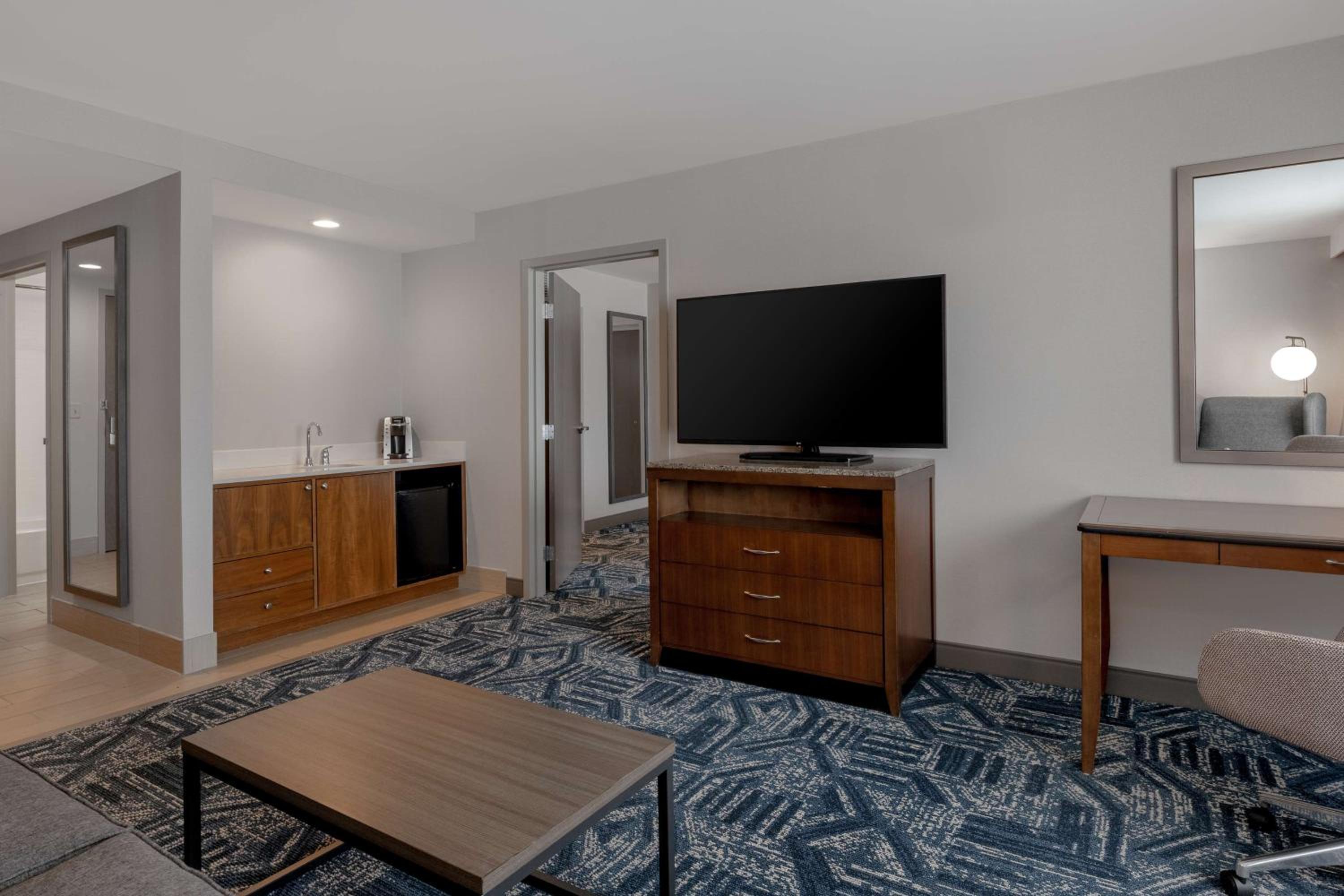 One-Bedroom King Suite with View photo 3