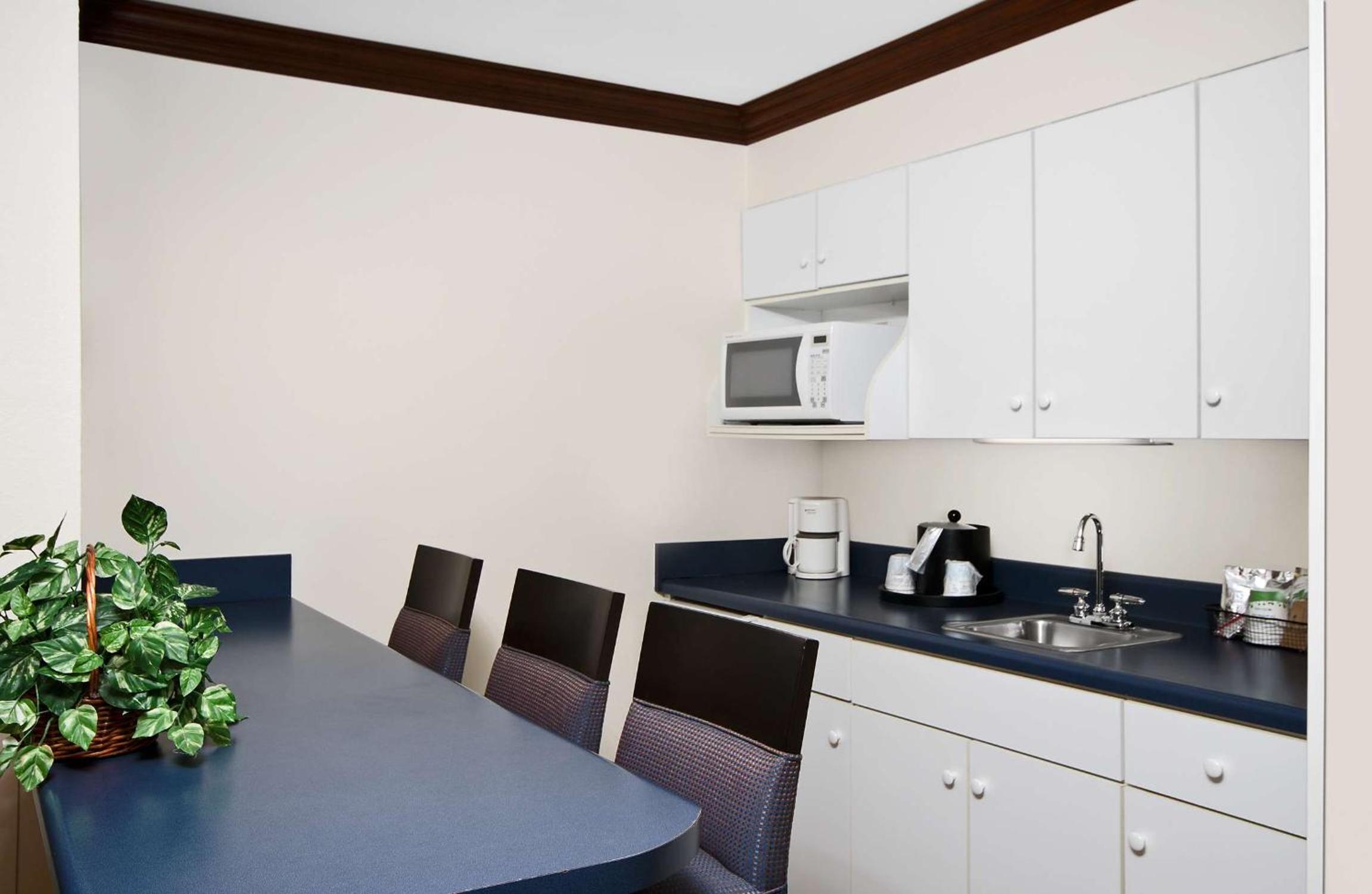 One-Bedroom King Suite with Whirlpool - Non-Smoking  - Photo 2
