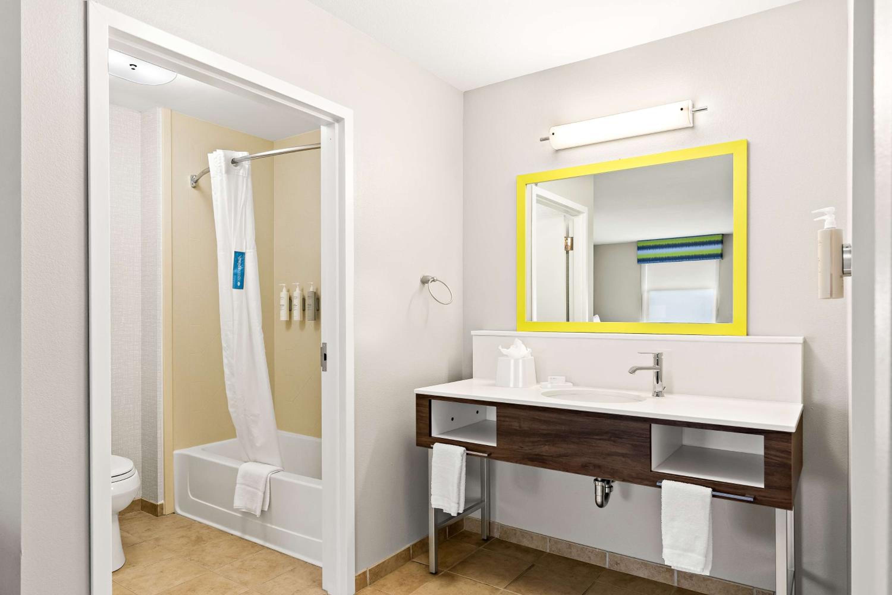 Queen Studio Suite with Two Queen Beds - Non-Smoking - Photo 4