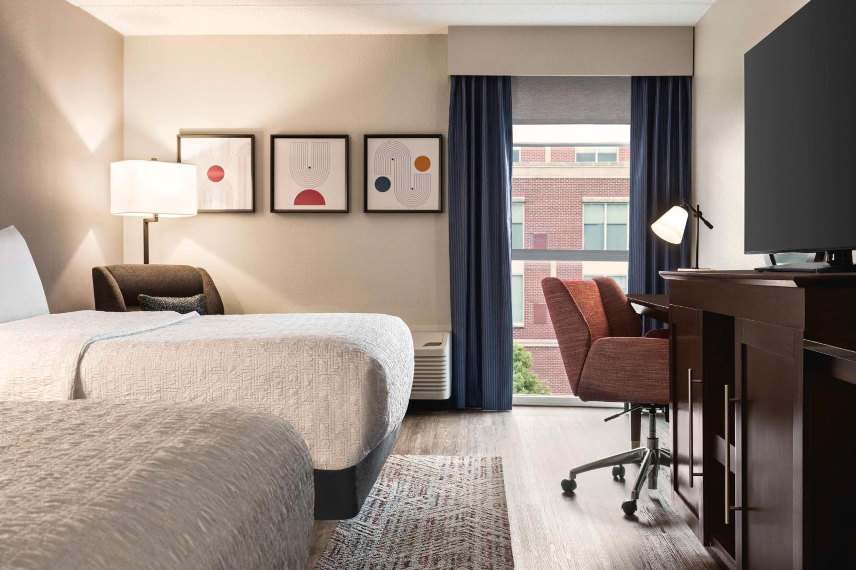 Room with Two Queen Beds - Non-Smoking - Photo 6