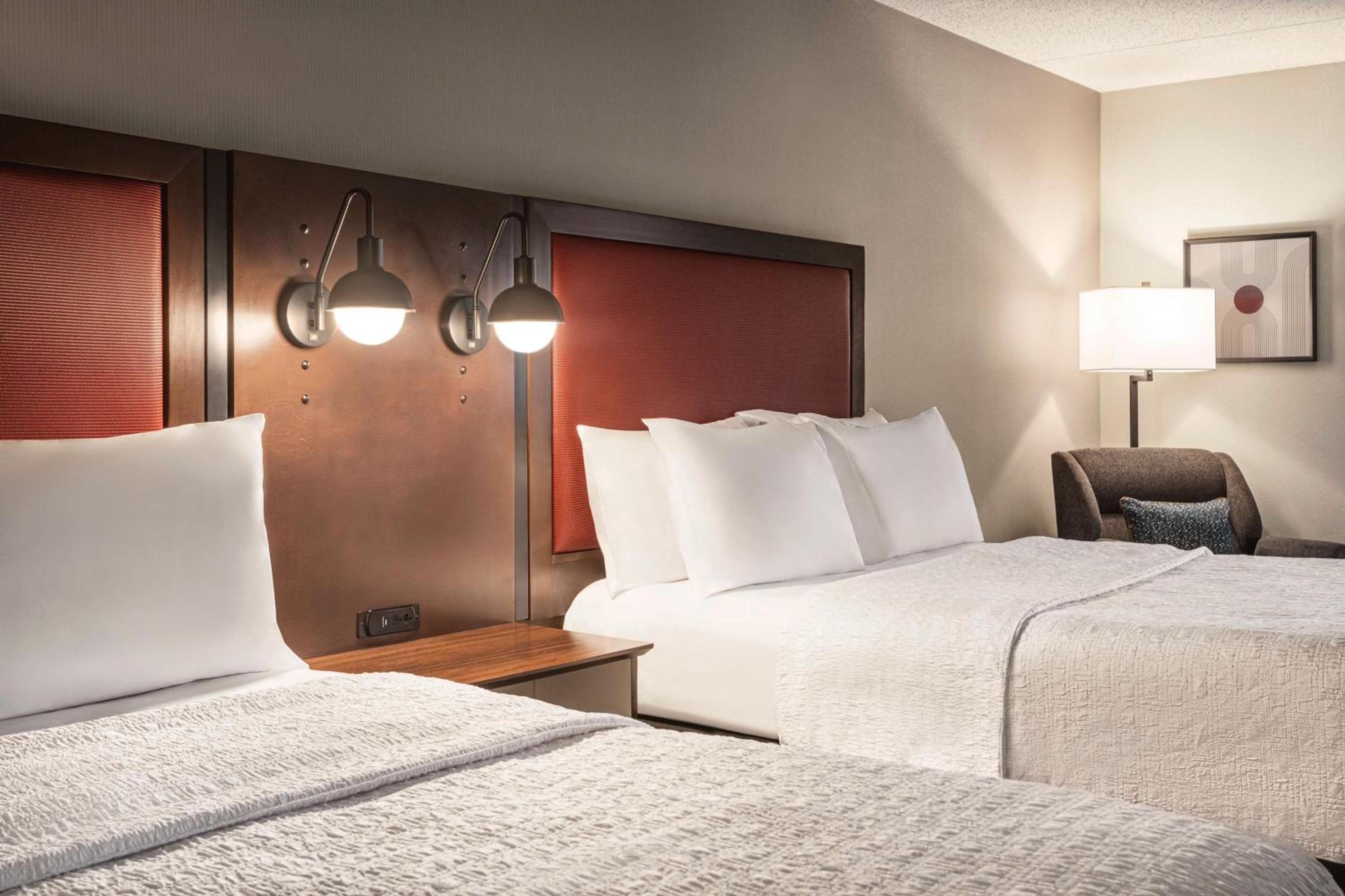 Room with Two Queen Beds - Non-Smoking - Photo 7
