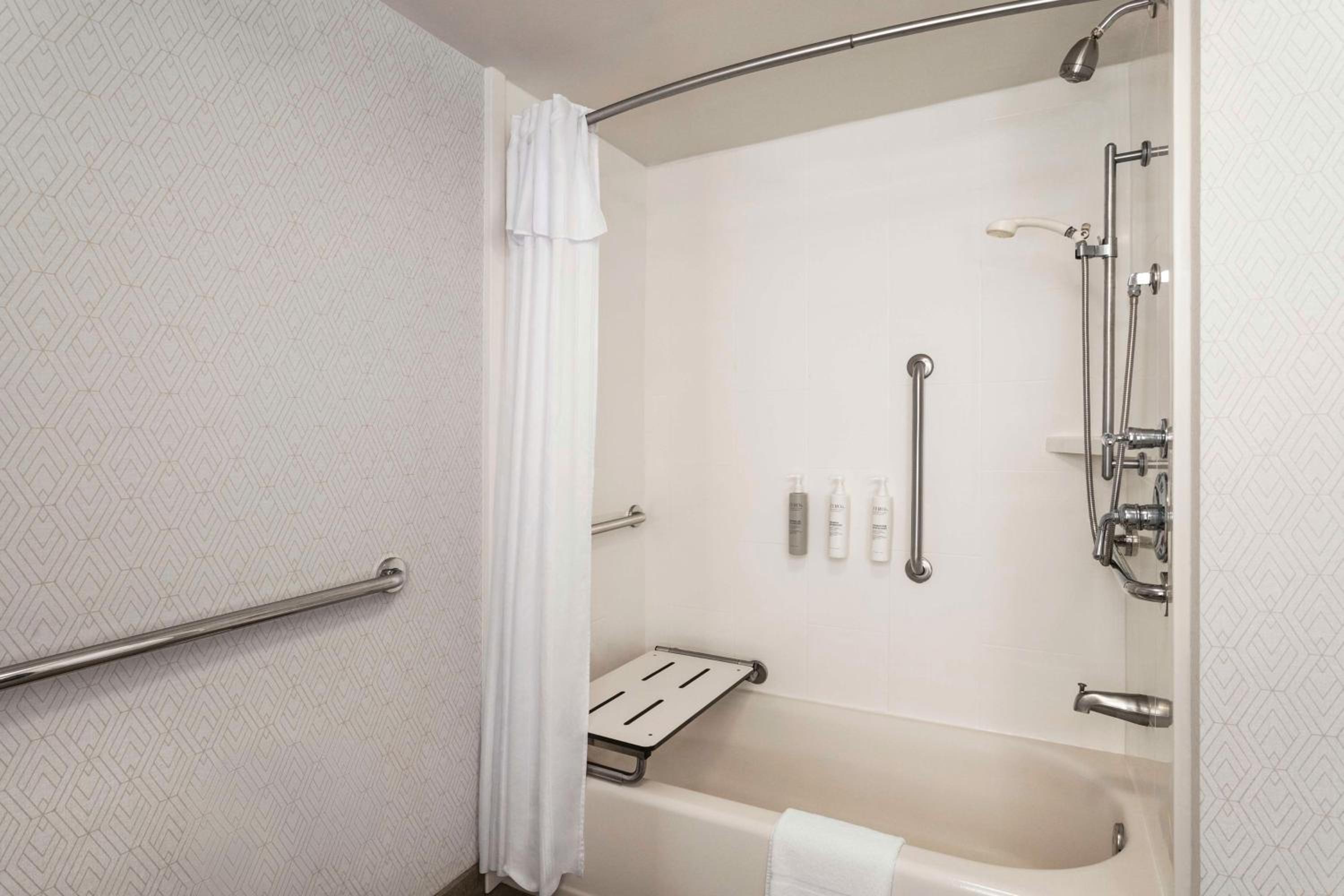 Double Room with Two Queen Beds and Bath Tub - Mobility and Hearing Access/Non-Smoking - Photo 8