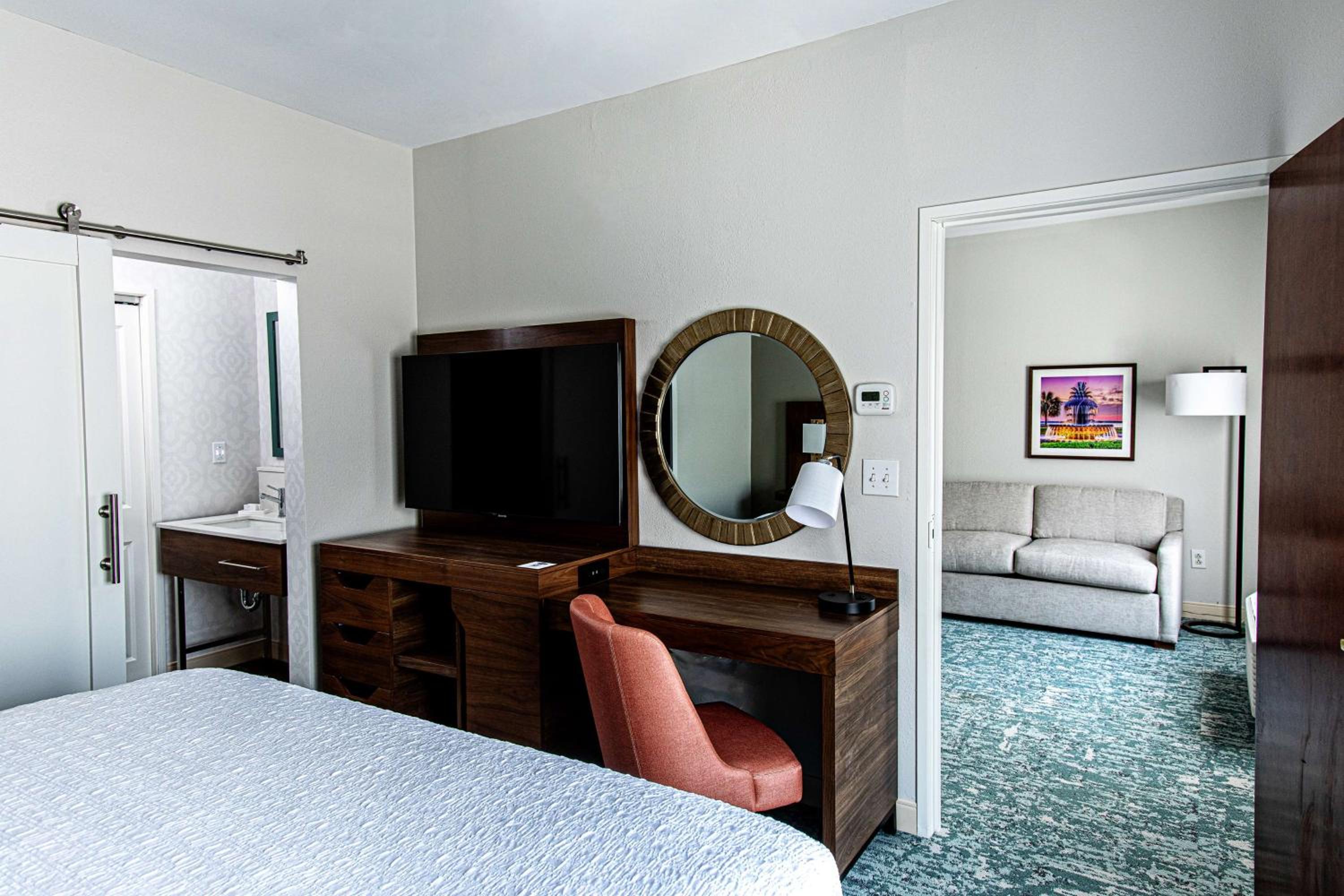 King Suite with Kitchen - Non-Smoking - Photo 7