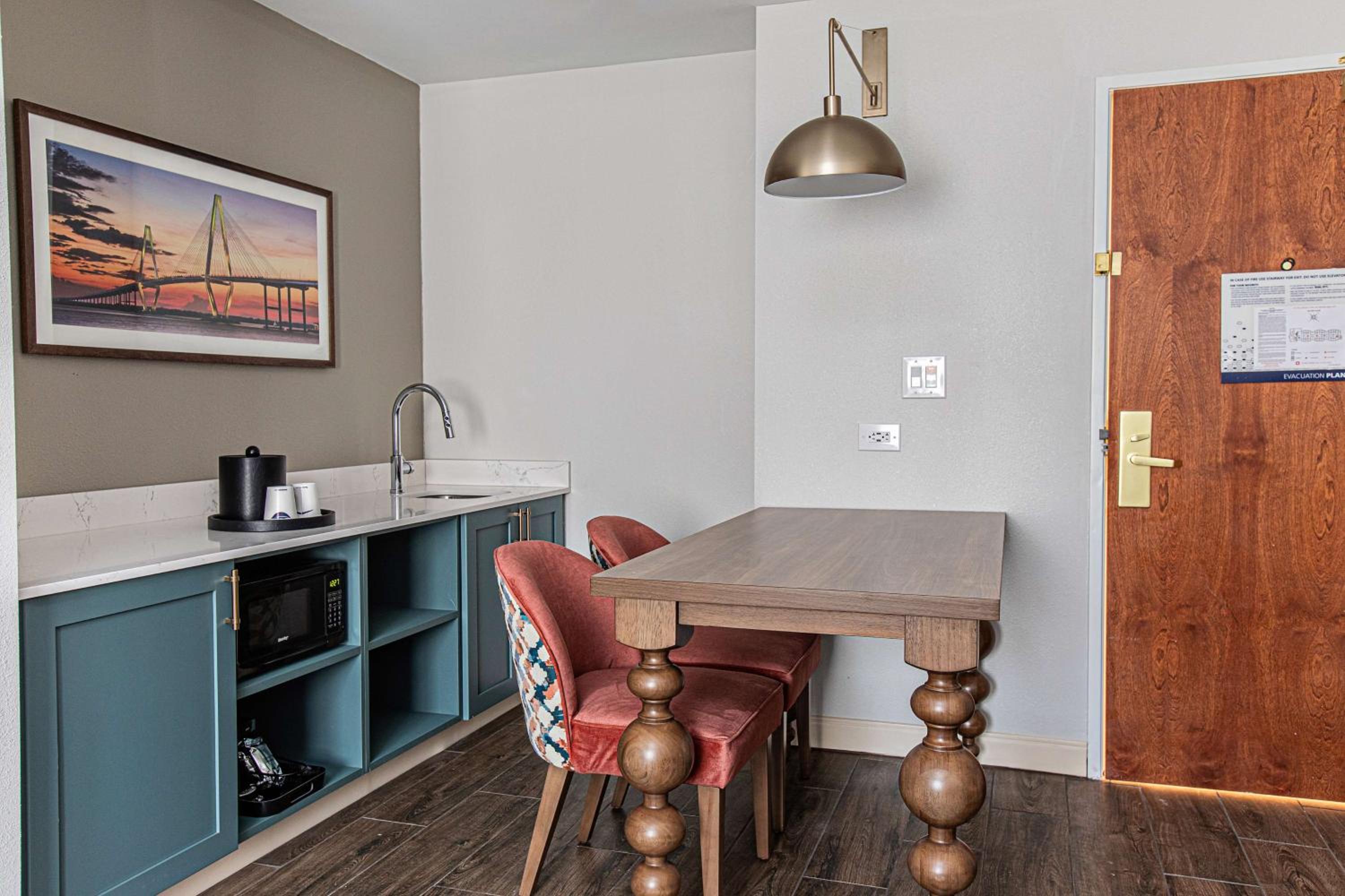 King Suite with Kitchen - Non-Smoking - Photo 2