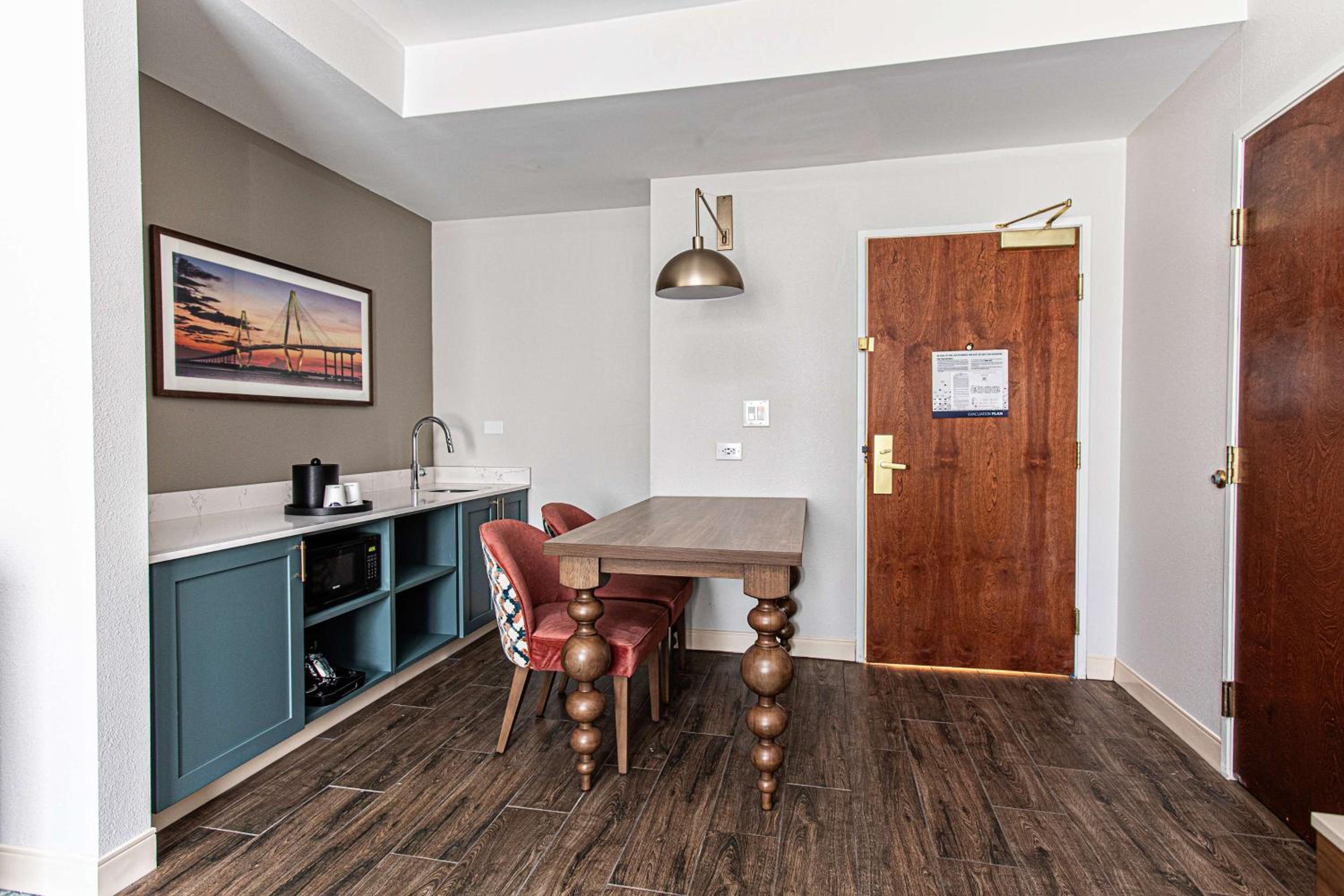 King Suite with Kitchen - Non-Smoking - Photo 4