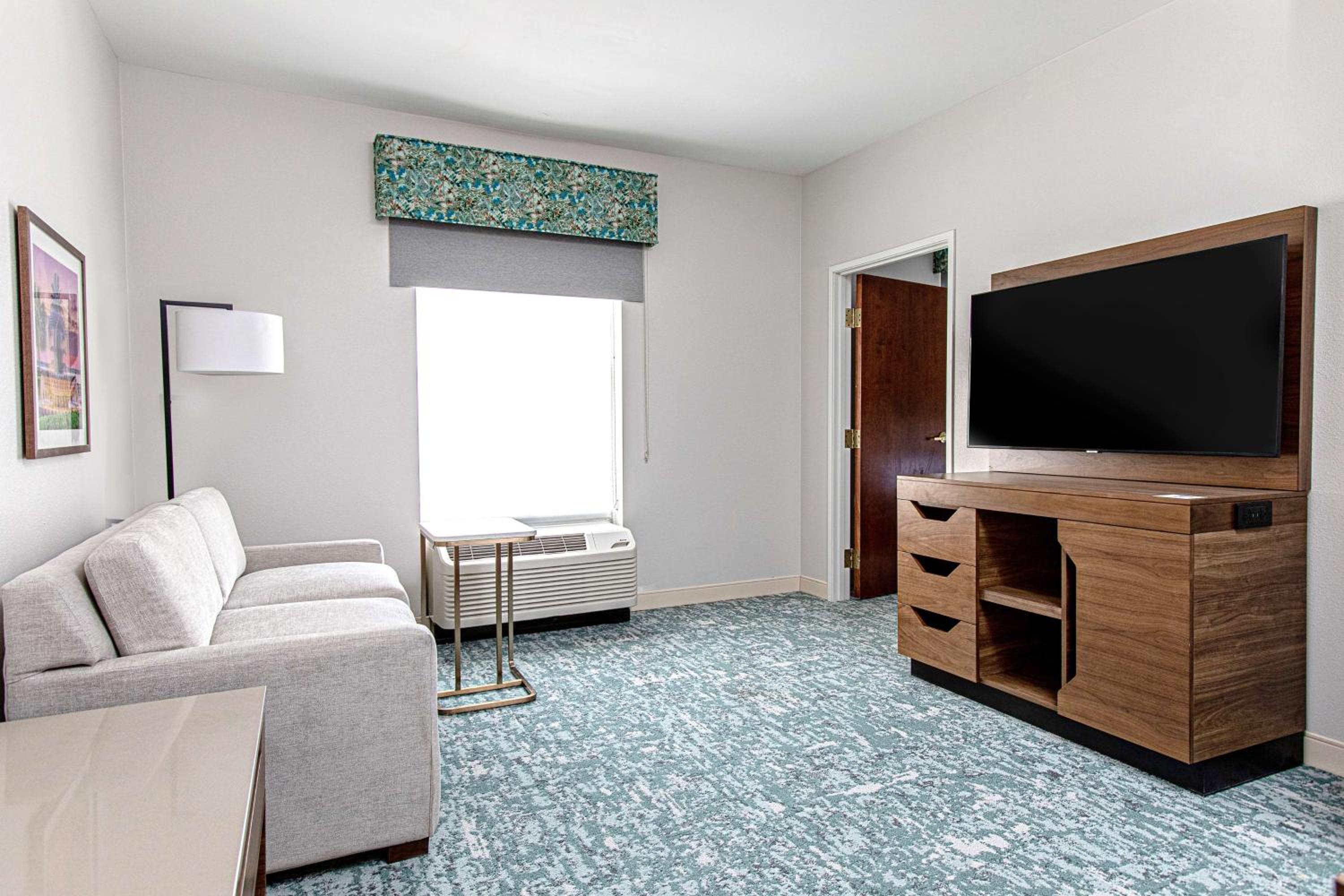 King Suite with Kitchen - Non-Smoking - Photo 6
