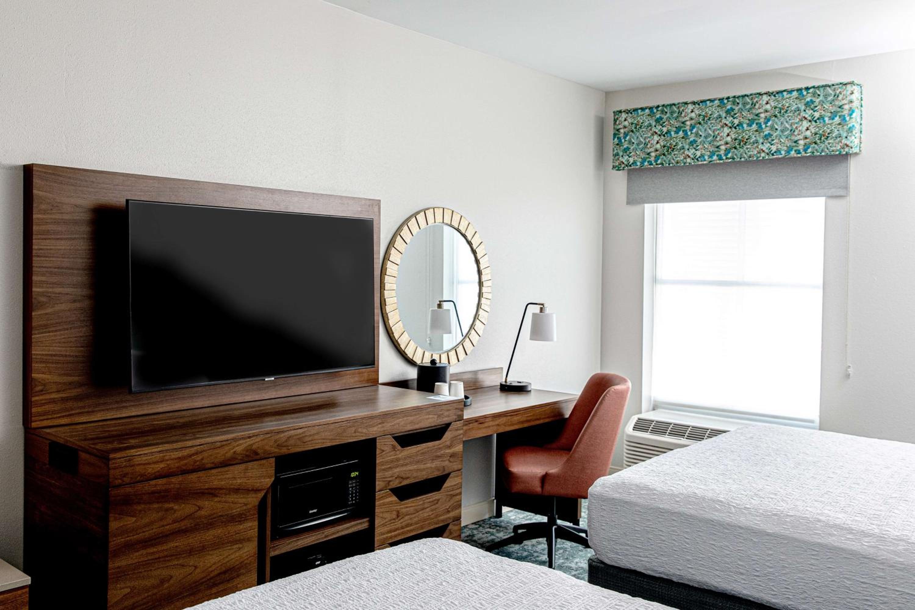 Queen Room with Two Queen Beds - Photo 4