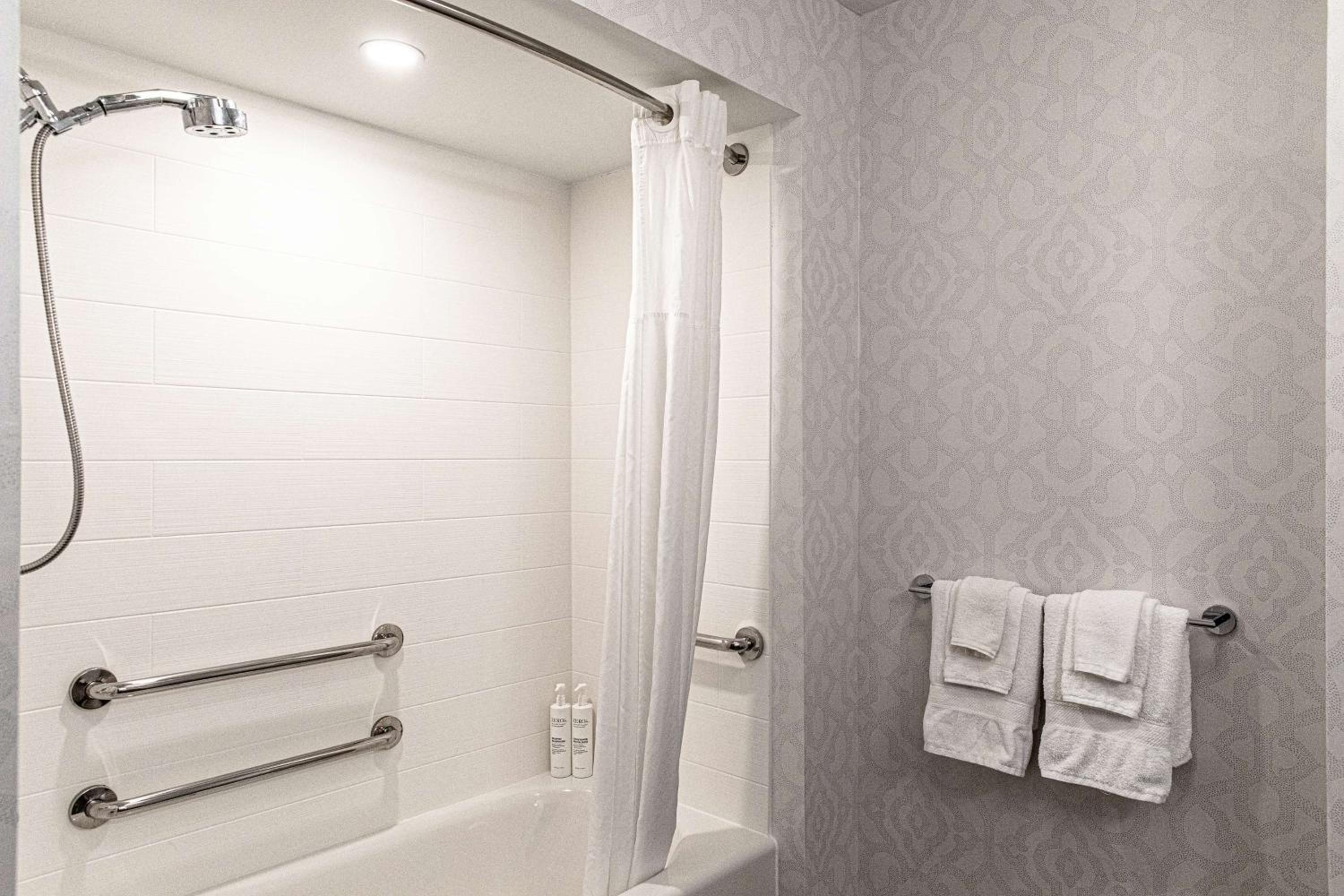 Queen Room with Two Queen Beds and Bath Tub - Mobility Access - Photo 2