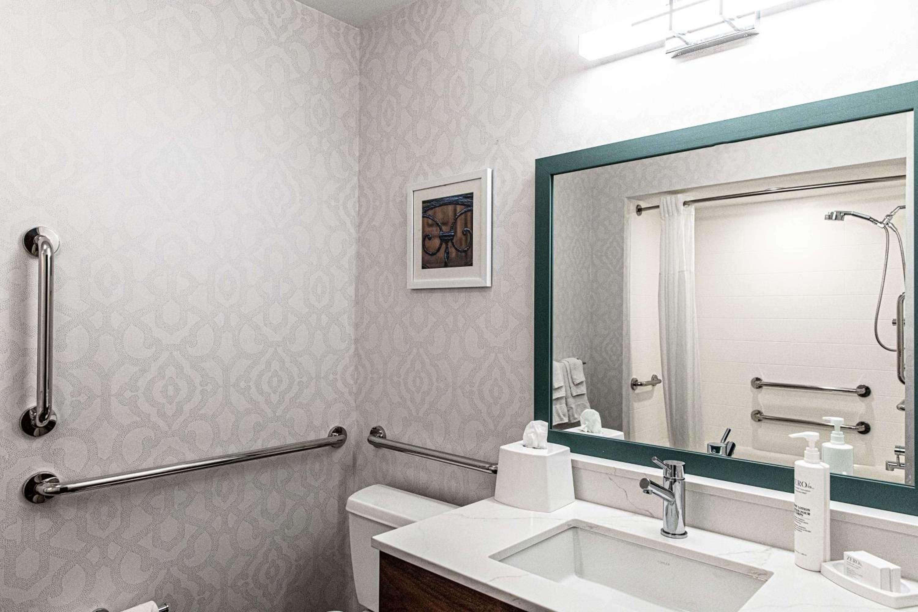 Queen Room with Two Queen Beds and Bath Tub - Mobility Access - Photo 3