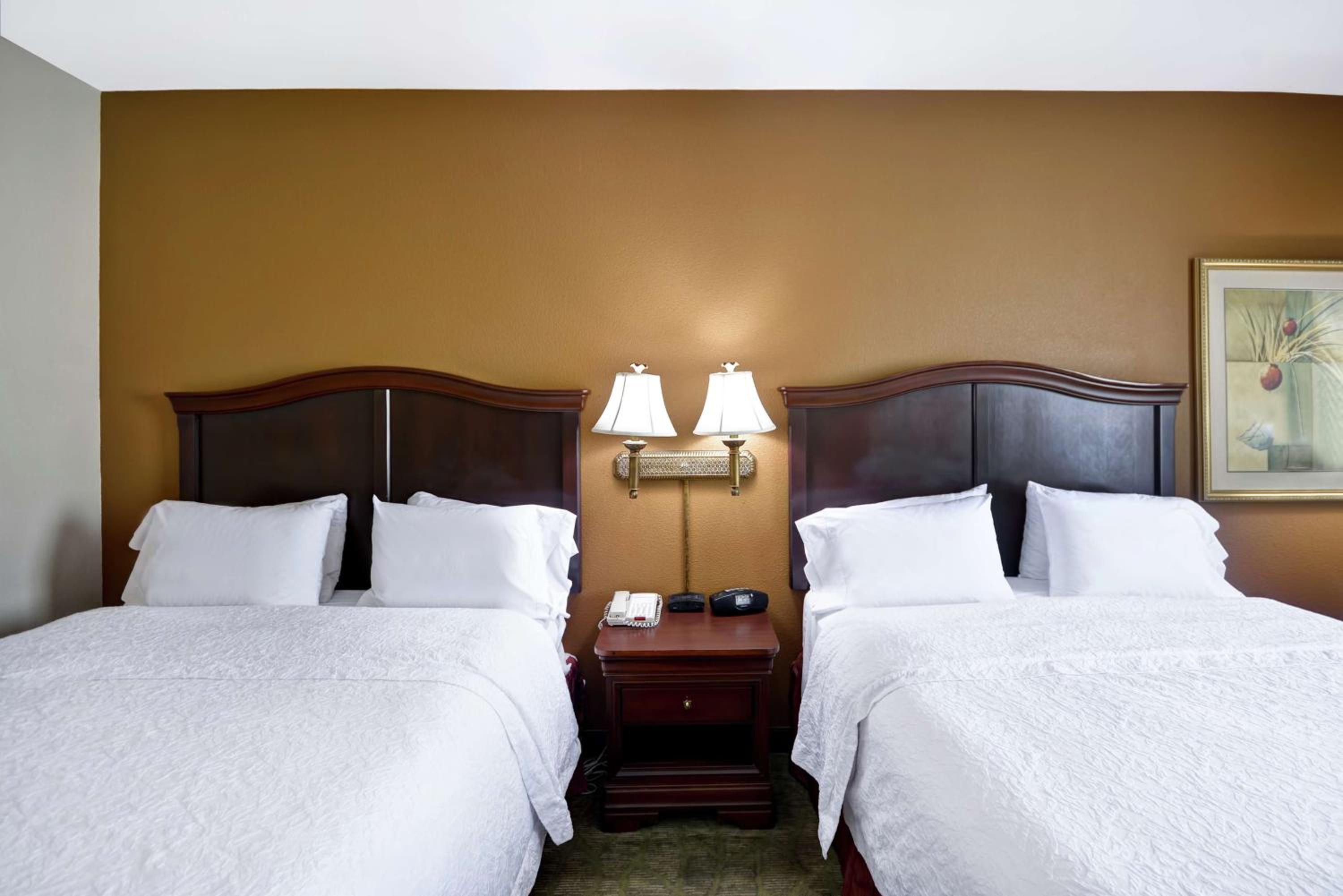 Queen Room With Two Queen Beds - Hearing Access/Non-Smoking - Photo 1