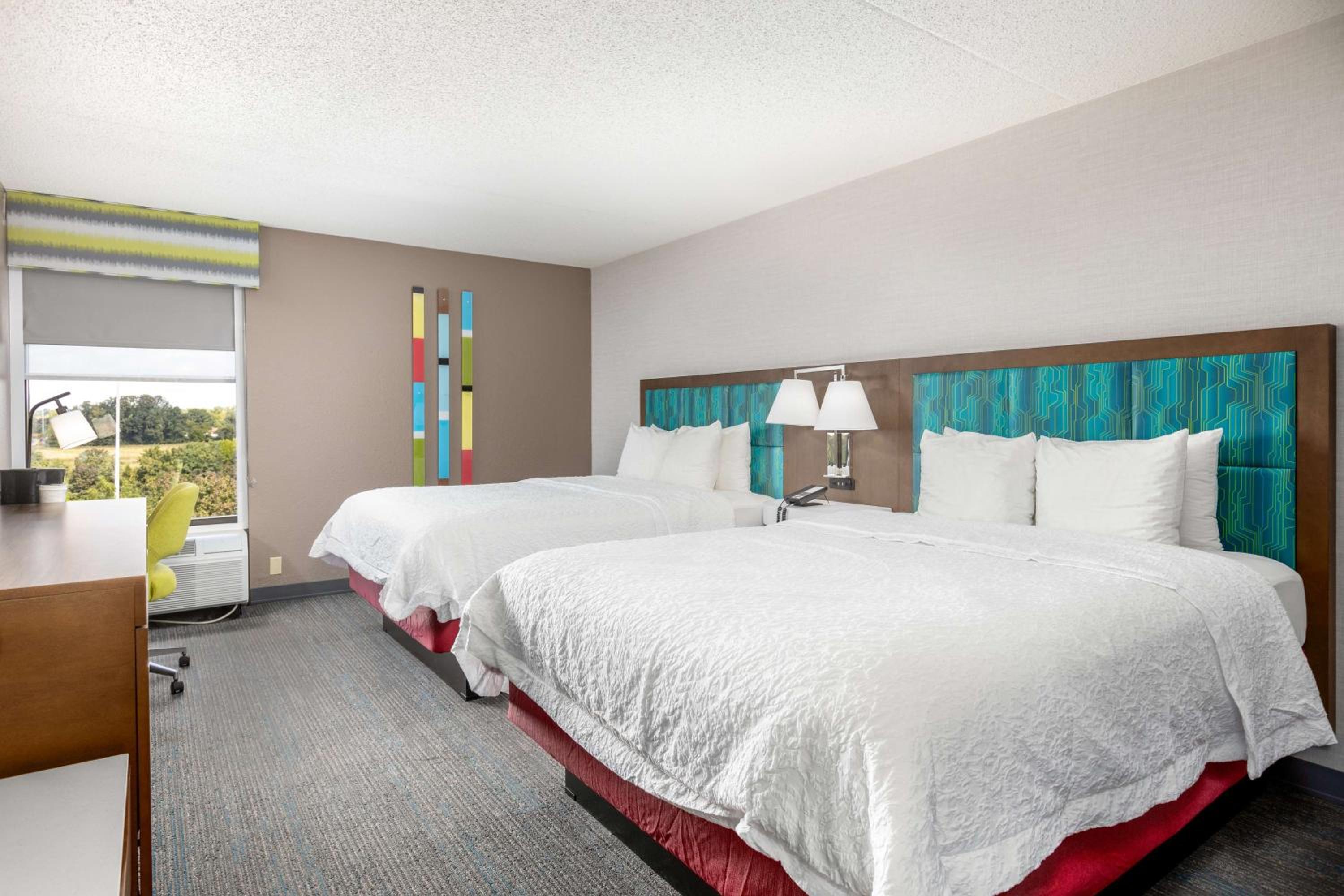 Queen Room with Two Queen Beds - Photo 2