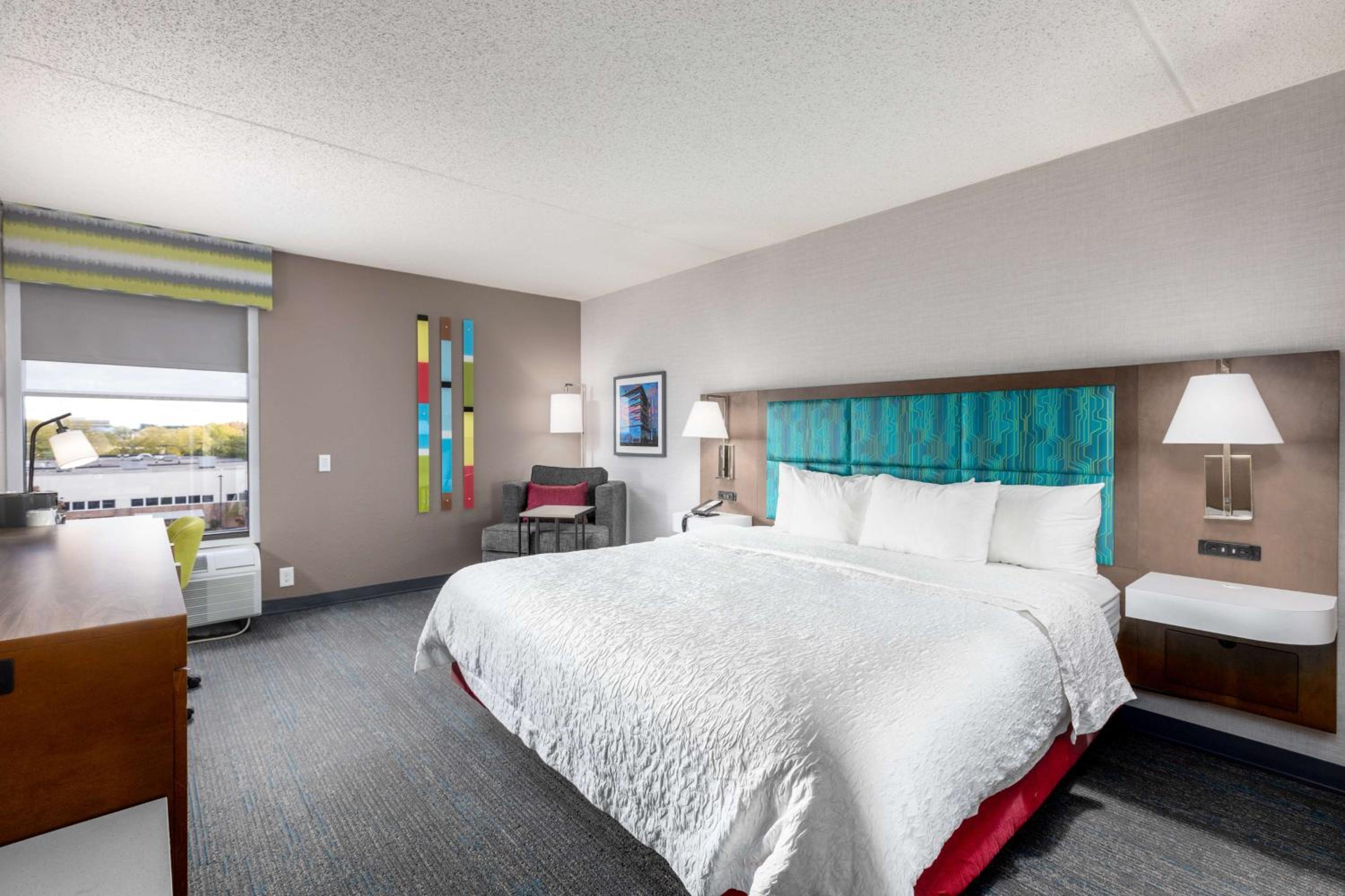 King Room with Roll-in Shower - Disability Accessible/Non-Smoking - Photo 3