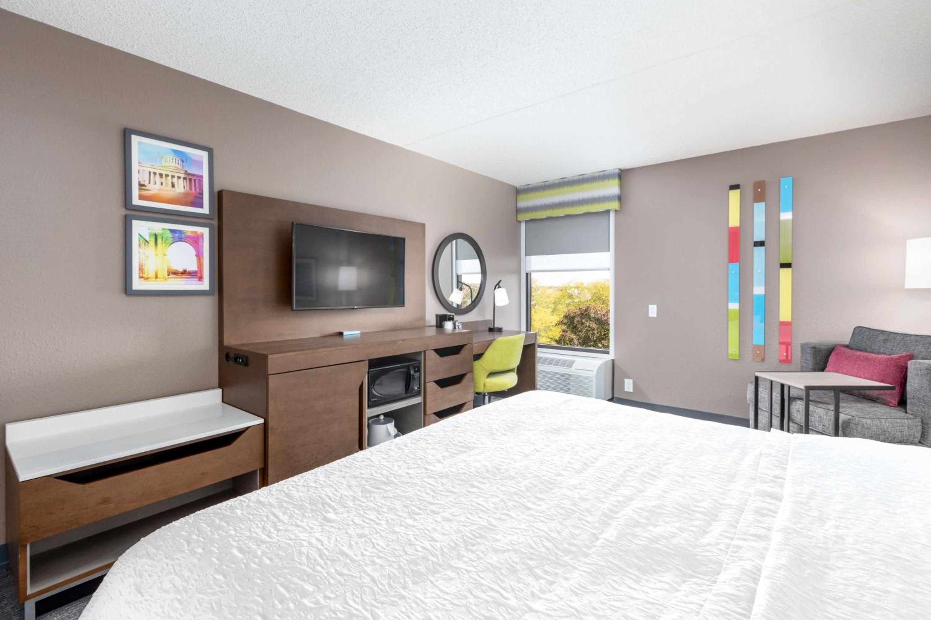 King Room with Roll-in Shower - Disability Accessible/Non-Smoking - Photo 5