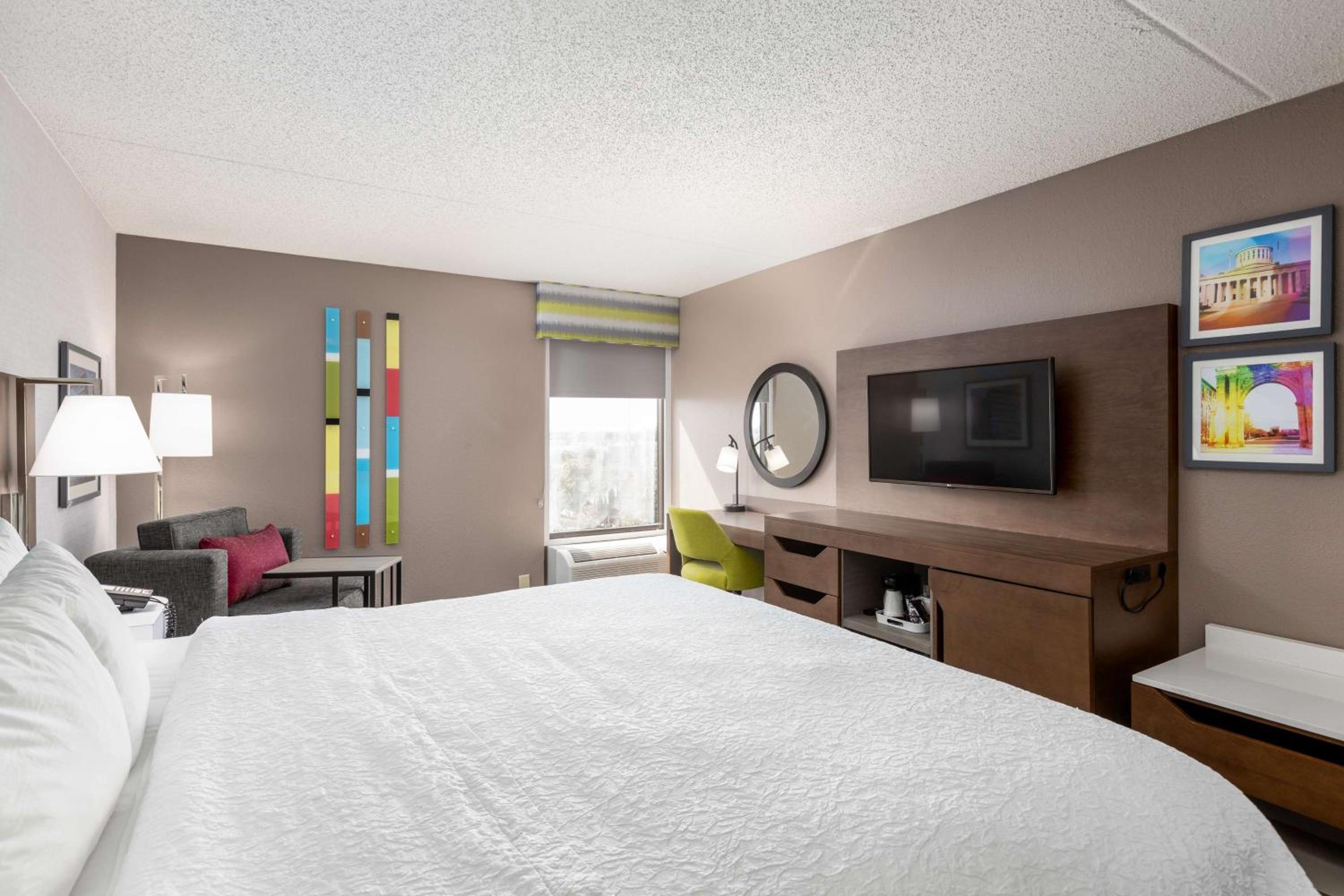 King Room - Non-Smoking - Photo 4