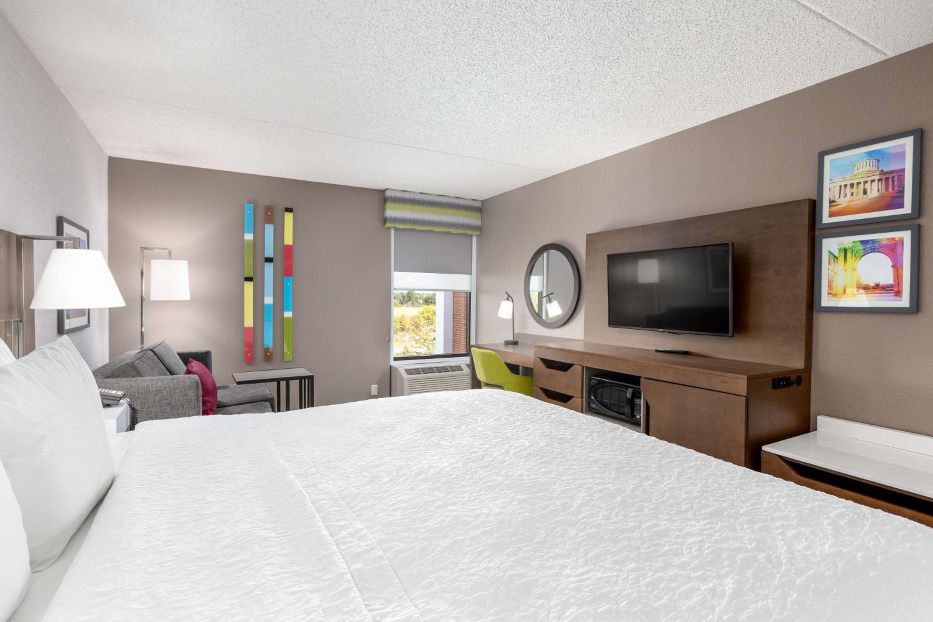 King Room with Sofa Bed - Photo 7