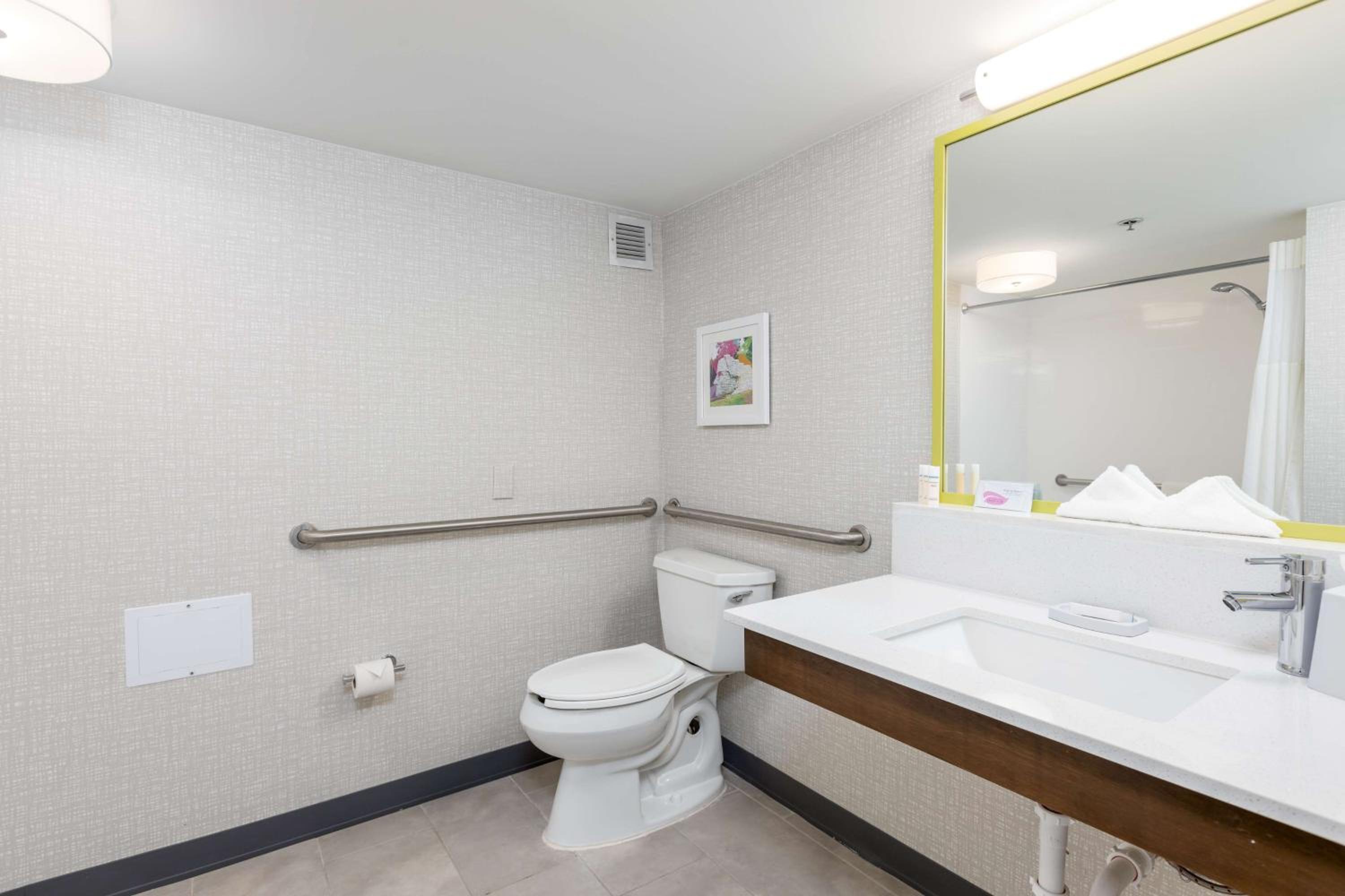 King Room with Roll-in Shower - Disability Accessible/Non-Smoking - Photo 2