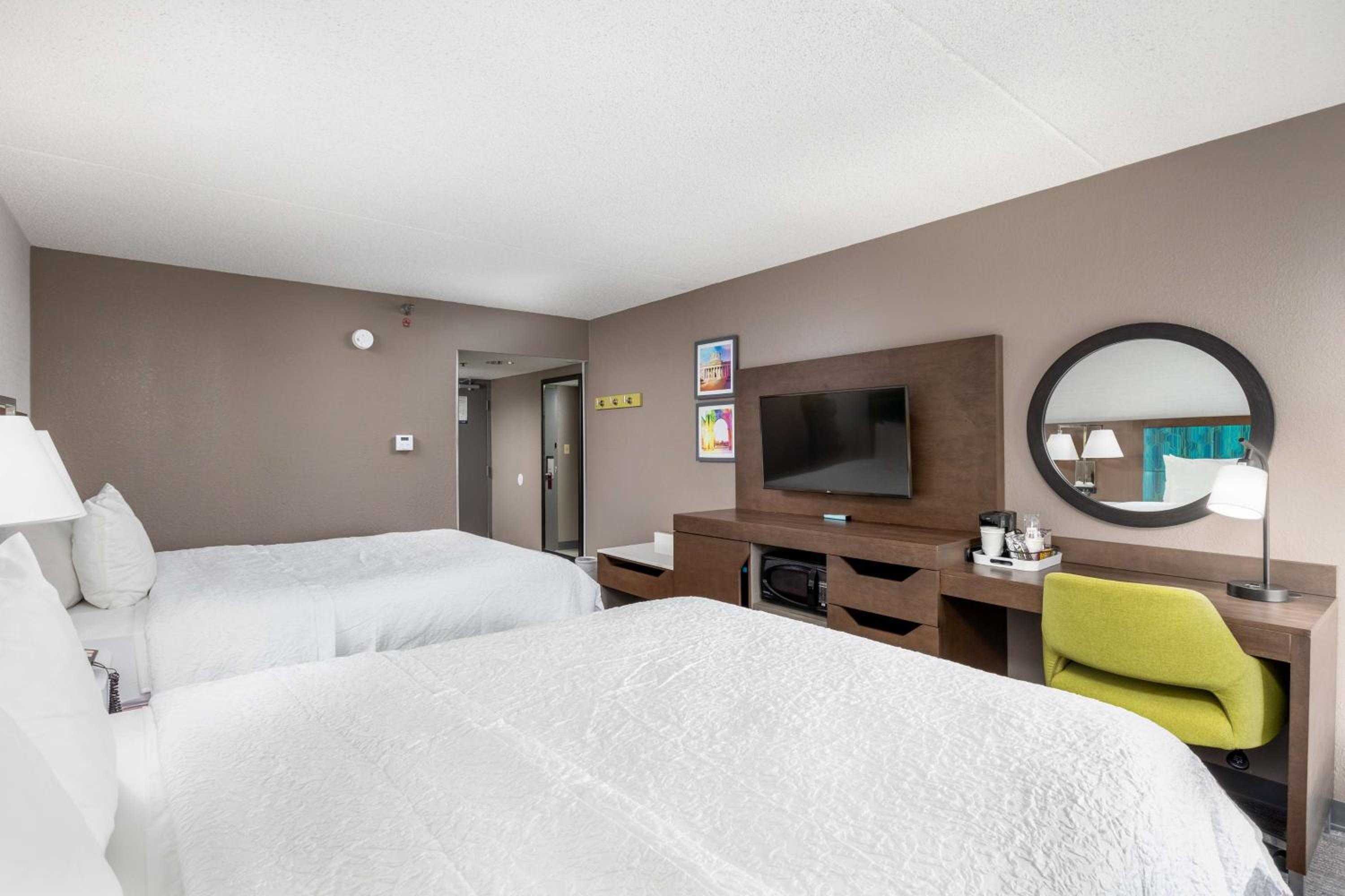 Queen Room with Two Queen Beds - Photo 4