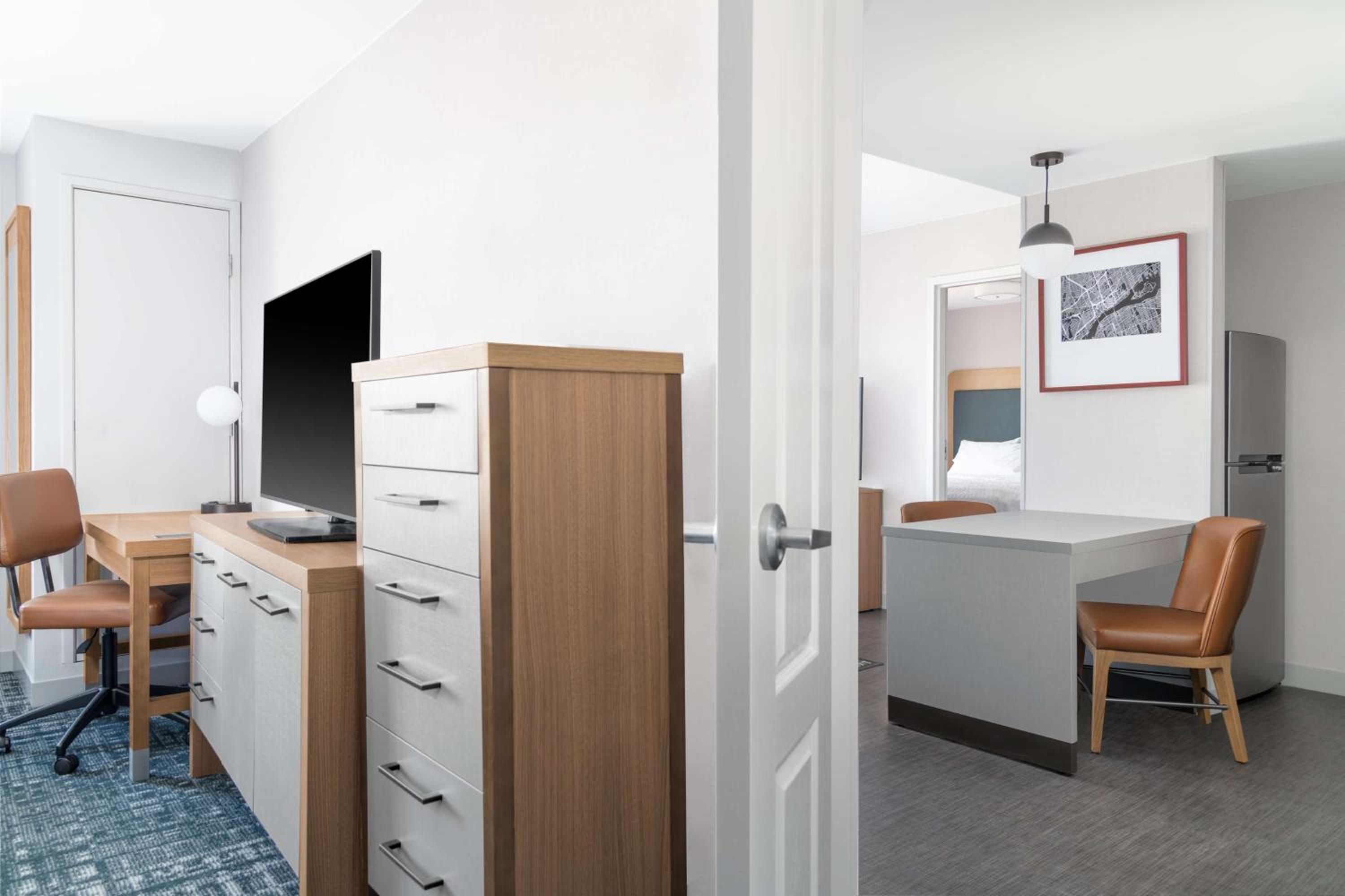 Two-Bedroom Suite with Tub - Mobility Access/Non-Smoking - Photo 4