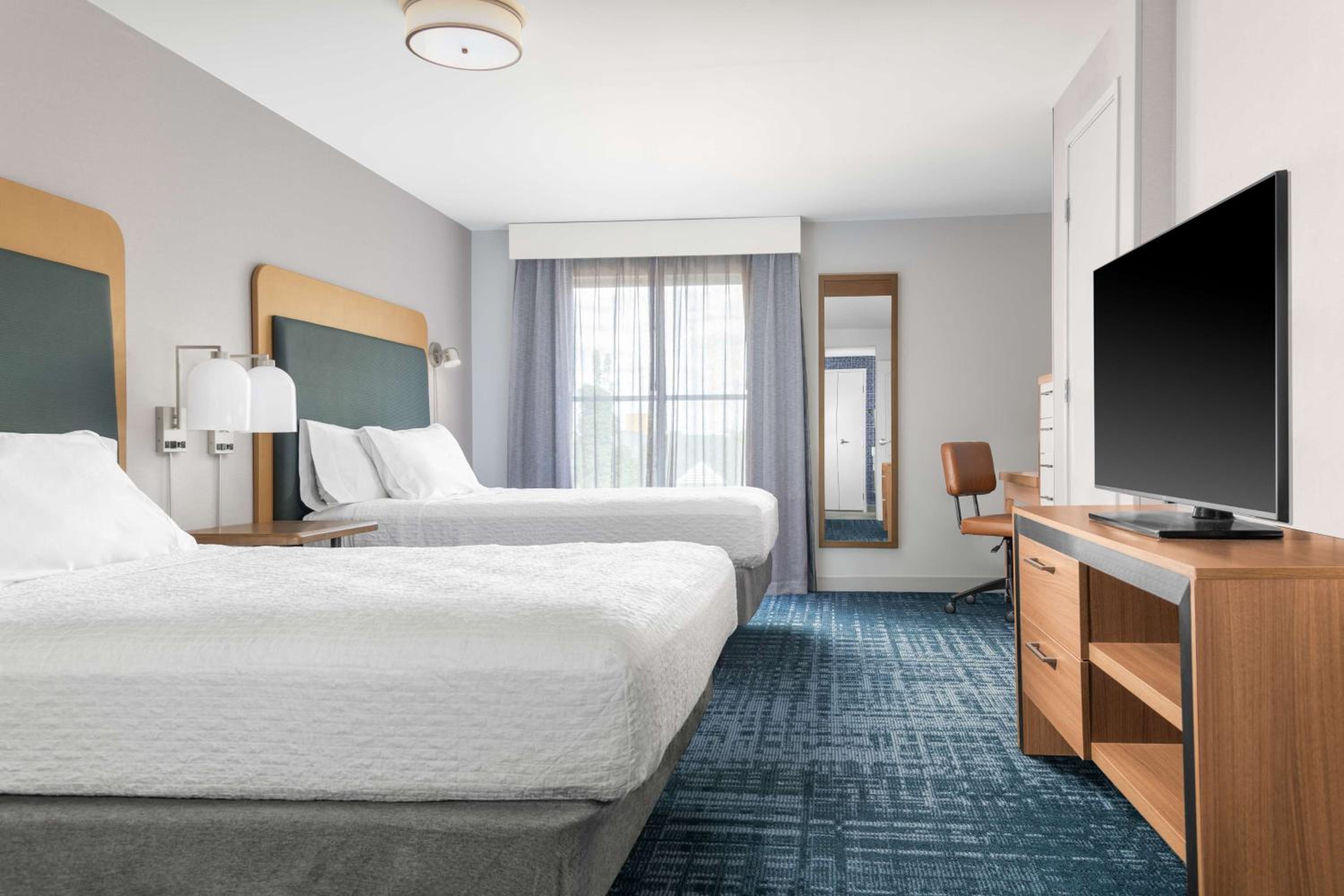 One-Bedroom Queen Suite with Two Queen Beds - Non-Smoking - Photo 3