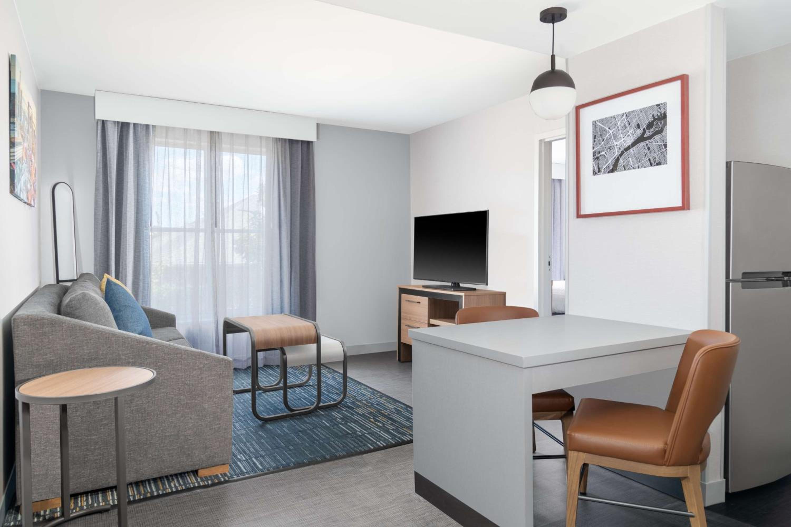 Two-Bedroom Suite with Tub - Mobility Access/Non-Smoking - Photo 3