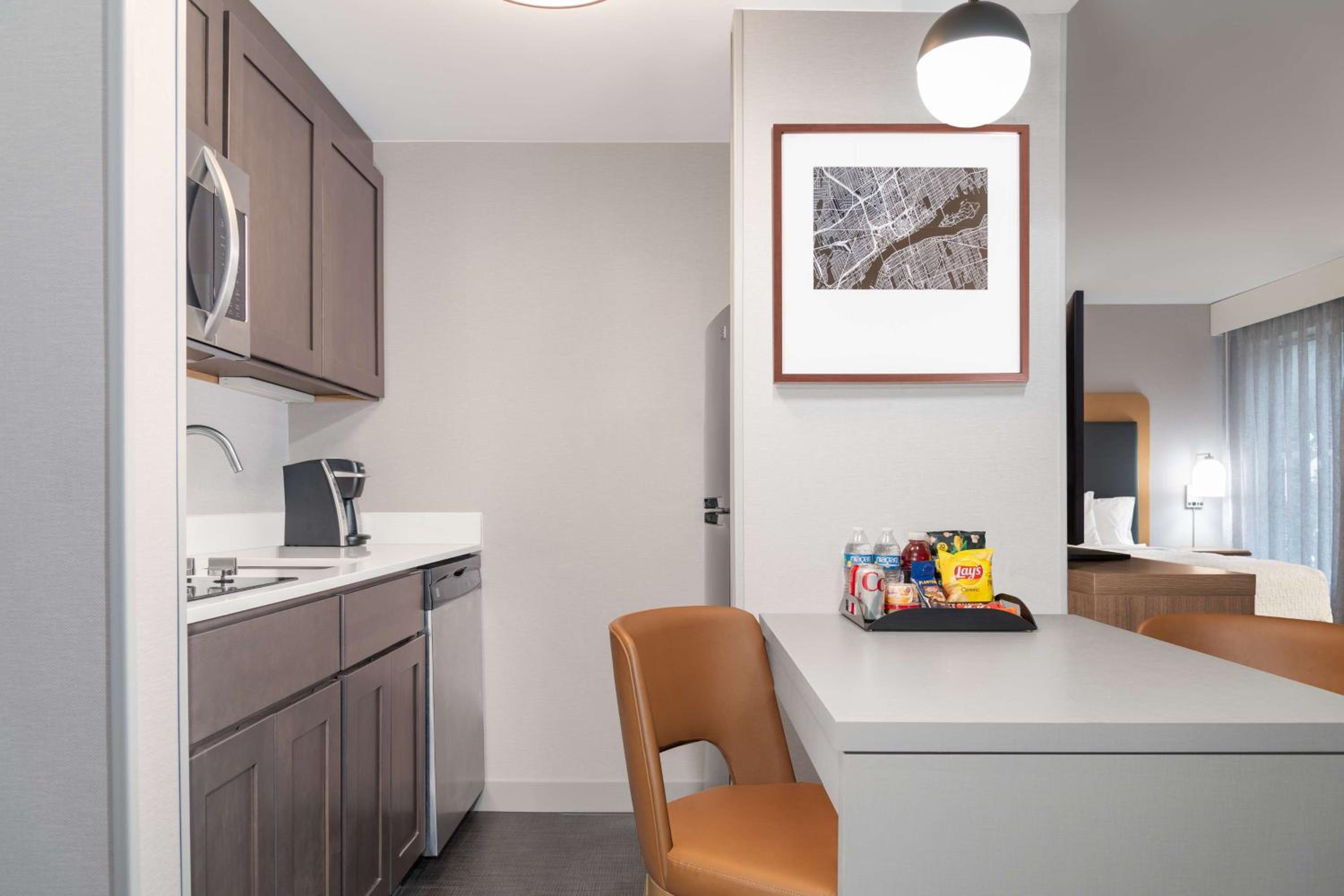 Premium King Studio Suite - Non-Smoking - Photo 3