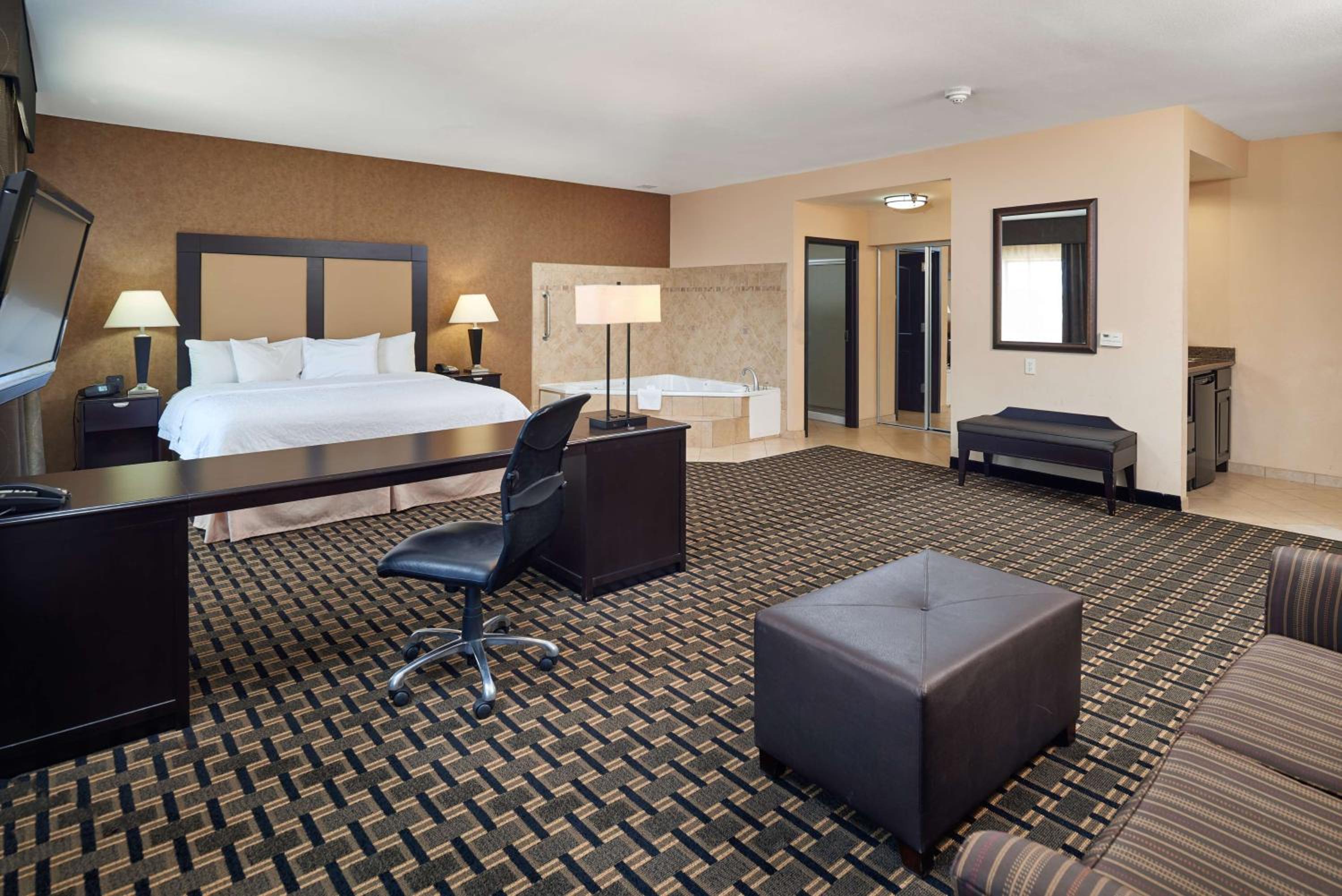 King Studio Suite with Whirlpool - Non-Smoking - Photo 1