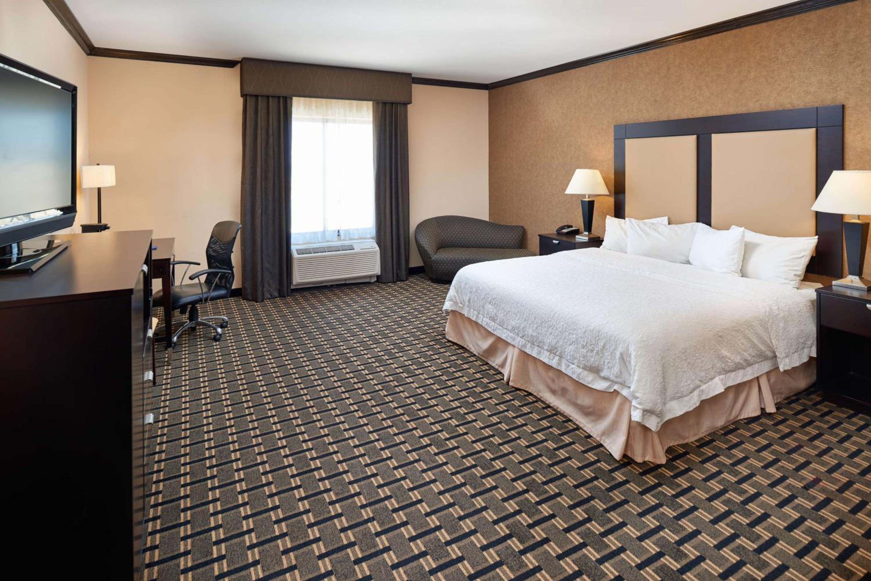 King Room with Accessible Tub - Mobility and Hearing Access/Non-Smoking - Photo 1